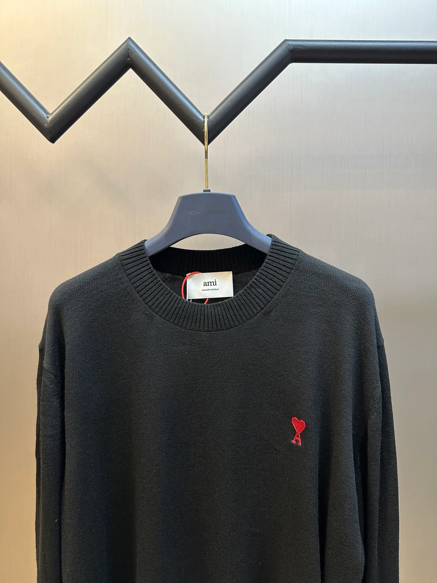 🅿️420 Ami Paris love embroidered sweater, custom-woven from luxurious and ultra-fine merino wool, with a bright red heart on the chest, adding a touch of agility and playfulness. Using imported machine embroidery technology, advanced computer control systems and precision mechanical components, Ami love embroidery operations are realized.  The garment washing water is softened and deodorized using professional washing equipment and specific detergents to deeply clean and deodorize the clothes, improving the feel and appearance of the clothes.  size：s m l xl
