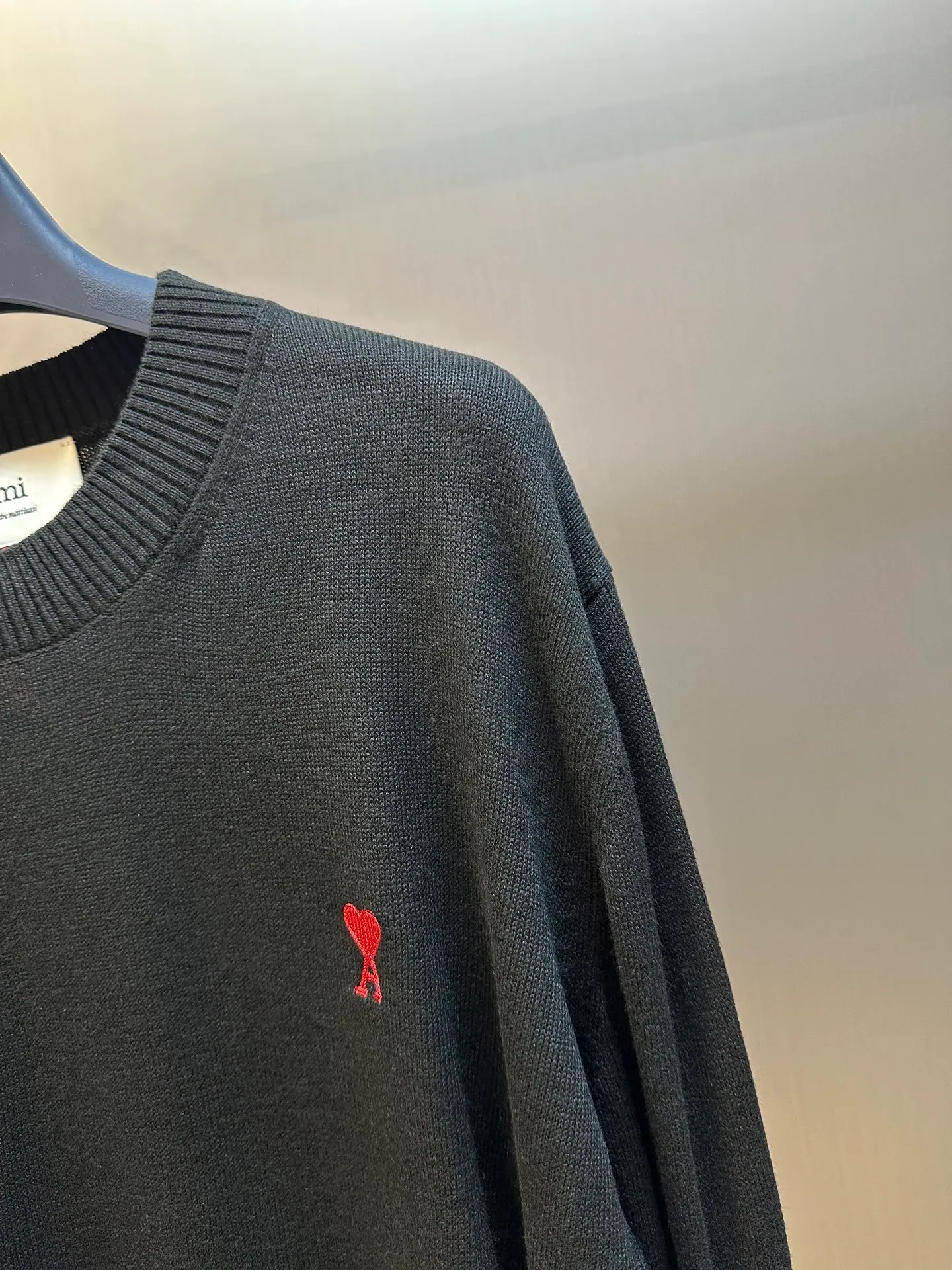 🅿️420 Ami Paris love embroidered sweater, custom-woven from luxurious and ultra-fine merino wool, with a bright red heart on the chest, adding a touch of agility and playfulness. Using imported machine embroidery technology, advanced computer control systems and precision mechanical components, Ami love embroidery operations are realized.  The garment washing water is softened and deodorized using professional washing equipment and specific detergents to deeply clean and deodorize the clothes, improving the feel and appearance of the clothes.  size：s m l xl