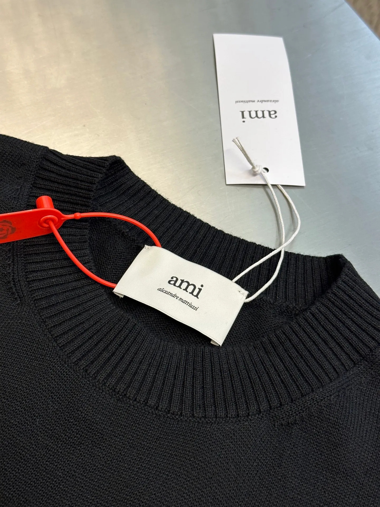 🅿️420 Ami Paris love embroidered sweater, custom-woven from luxurious and ultra-fine merino wool, with a bright red heart on the chest, adding a touch of agility and playfulness. Using imported machine embroidery technology, advanced computer control systems and precision mechanical components, Ami love embroidery operations are realized.  The garment washing water is softened and deodorized using professional washing equipment and specific detergents to deeply clean and deodorize the clothes, improving the feel and appearance of the clothes.  size：s m l xl