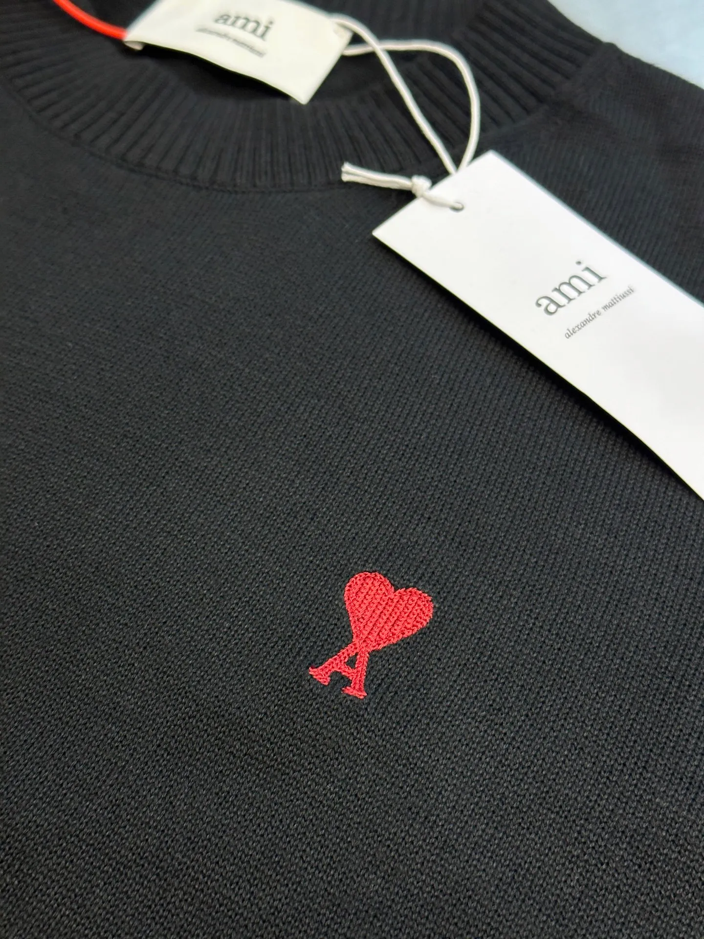 🅿️420 Ami Paris love embroidered sweater, custom-woven from luxurious and ultra-fine merino wool, with a bright red heart on the chest, adding a touch of agility and playfulness. Using imported machine embroidery technology, advanced computer control systems and precision mechanical components, Ami love embroidery operations are realized.  The garment washing water is softened and deodorized using professional washing equipment and specific detergents to deeply clean and deodorize the clothes, improving the feel and appearance of the clothes.  size：s m l xl