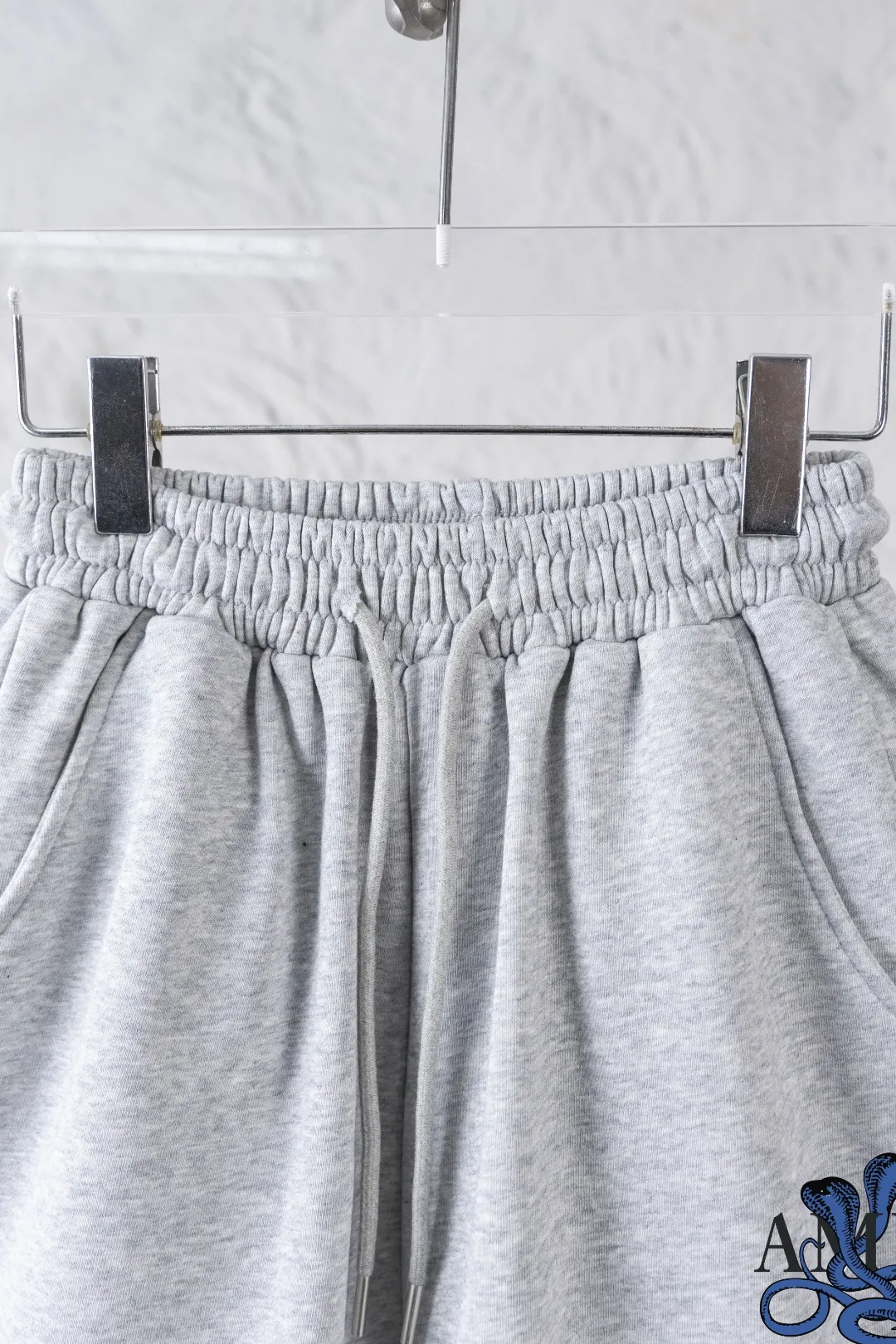 P180 AMIRI new shorts, classic printed shorts, light luxury, a must-have item for daily commuting for men and women, correct version, welcome to compare, detailed features · Made of 360g Xinjiang cotton double yarn fish scale terry fabric · Elastic waistband · Double needle stitching and cross-stitching process Color: black/grey Size: S M L XL XXL (please state your height and weight when placing an order)