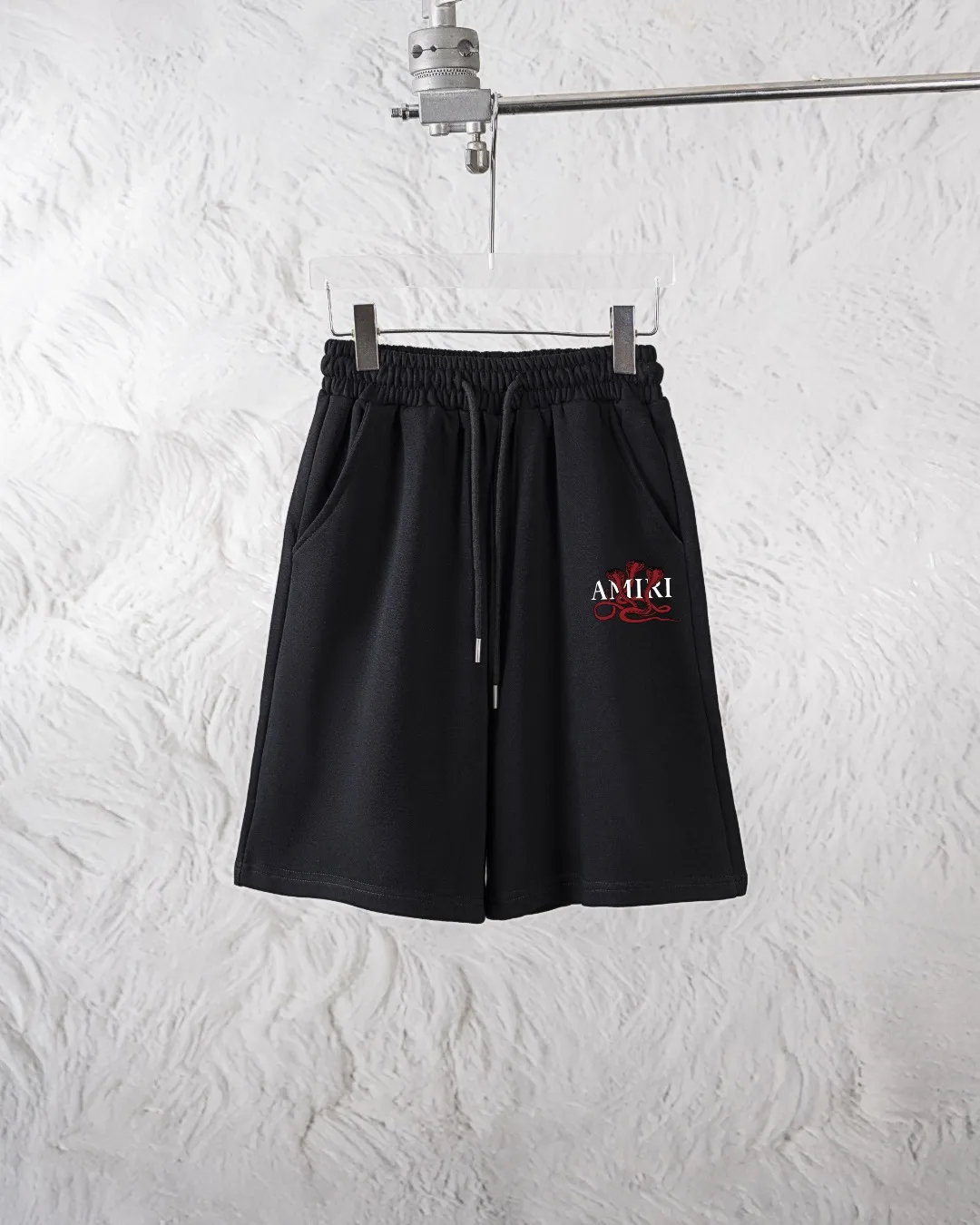 P180 AMIRI new shorts, classic printed shorts, light luxury, a must-have item for daily commuting for men and women, correct version, welcome to compare, detailed features · Made of 360g Xinjiang cotton double yarn fish scale terry fabric · Elastic waistband · Double needle stitching and cross-stitching process Color: black/grey Size: S M L XL XXL (please state your height and weight when placing an order)