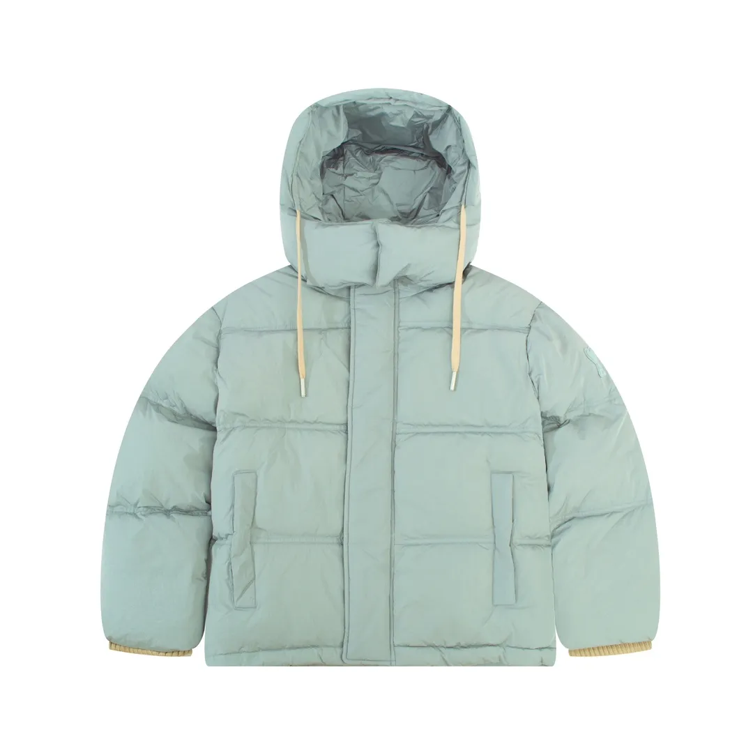 51621# AMI paris 23S autumn and winter new love solid color high collar hooded bread down jacket. Original model opening. Extreme details. Carefully crafted from a unique double-layer lightweight bonded nylon fabric. It is windproof and waterproof, highly breathable, warm, elastic and wear-resistant. It is a multi-functional fabric. The lining is made of fine and dense renewable microfiber fabric. It feels light and soft and has a delicate texture. The down has excellent fluffiness. You can also feel its fluffiness through the actual pictures. It has a fill power of 800. It is filled with 90 white duck down. The down filling is very full, the highest version. There is no one. Color: black, dark gray, rose red, light blue, light pink. Size: XS-L (size specifications are consistent with G.net)