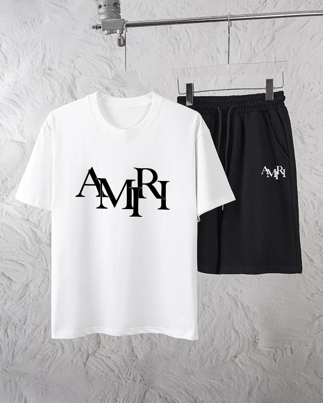 P280 AMIRI exclusively provides new trendy men’s fashionable round neck short-sleeved shorts suits, trendy and fashionable casual short-sleeved suits! It has high breathability and comfort, impeccable details, and brand element design concept, reflecting high quality. It presents a casual cut and the upper body shape is great! Material: 260g double yarn pure cotton short sleeves + 360g pure cotton terry shorts Size: S-XXL 🔥 (please state your height and weight when placing an order)