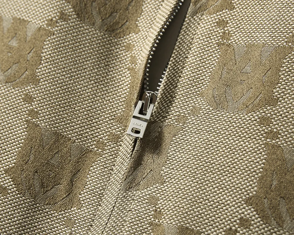P380 🌸🌸🌸 AMIRI's latest 25-year-old men's jacket. The color combination has a classic charm without losing youthful vitality. It reshapes a new design style and shows a bold and confident brand design concept.  Imported fabrics, sleeves and pockets are paired with exclusive brand designs, reflecting the minimalist pursuit of quality and design. Low-key luxury fully embodies the brand image and status! The brand LOGO icon design is simple and recognizable, with a delicate and comfortable touch, excellent details, exquisite and elegant everywhere, fashionable design, a capable and stylish upper body, and full of aura! The all-over pattern and simple aesthetics are brought to the extreme, and it is a jacket that can be mixed and matched. There is no doubt that it is a must-have product for men. It is extremely practical and the color is easy to match.  Color: Picture color. Sizes: M, L, xL, xxL, xxxL
