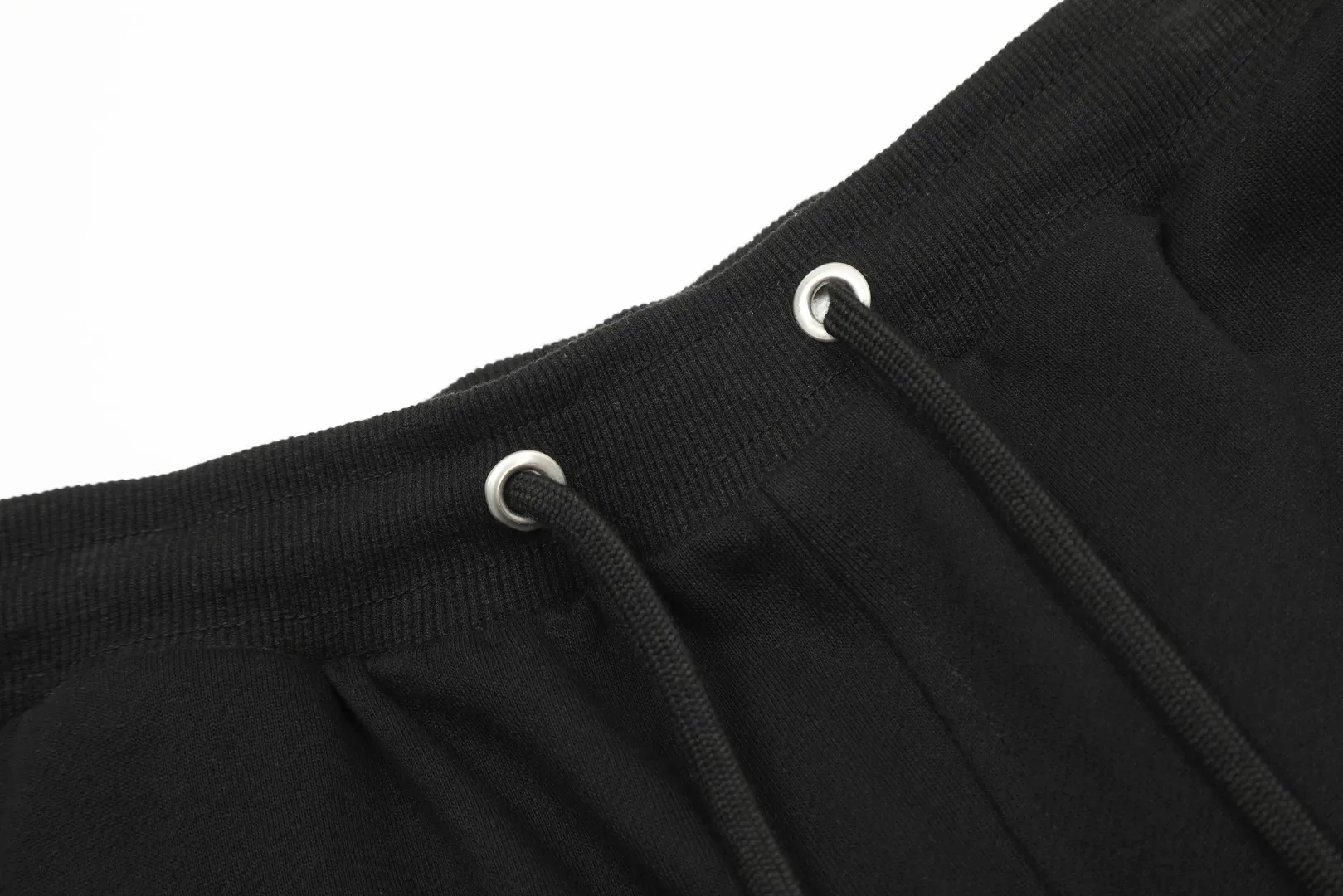 AMI/Amy Big Love Chapter Embroidery Classic Shorts Put aside all the messy words and let’s go directly to the product parameters: ✅380g customized rough-feel fabric ✅Correct workmanship Every detail is 100% restored to the official website ✅The thread is made of 500g high-gram heavyweight pure cotton thread Custom-woven and dyed in the same color in the same tank No color difference with the fabric Machine washable and washed, not easy to deform ✅No comparison and no damage Differentiated from the market currency Correct workmanship details High-quality pure cotton fabric ✅The webbing is made of custom-dyed high-density and high-thickness webbing. Benchmark the official website. ✅The only correct embroidery of the same material on the market. Distinguish the fake ones on the market. ✅The version follows the official website. It is loose and slim and can wear 210 pounds. There is no pressure for global shopping. Size: S-XL. Color (6 colors): Black and black, black and red, white and black, white and red, navy and gray.