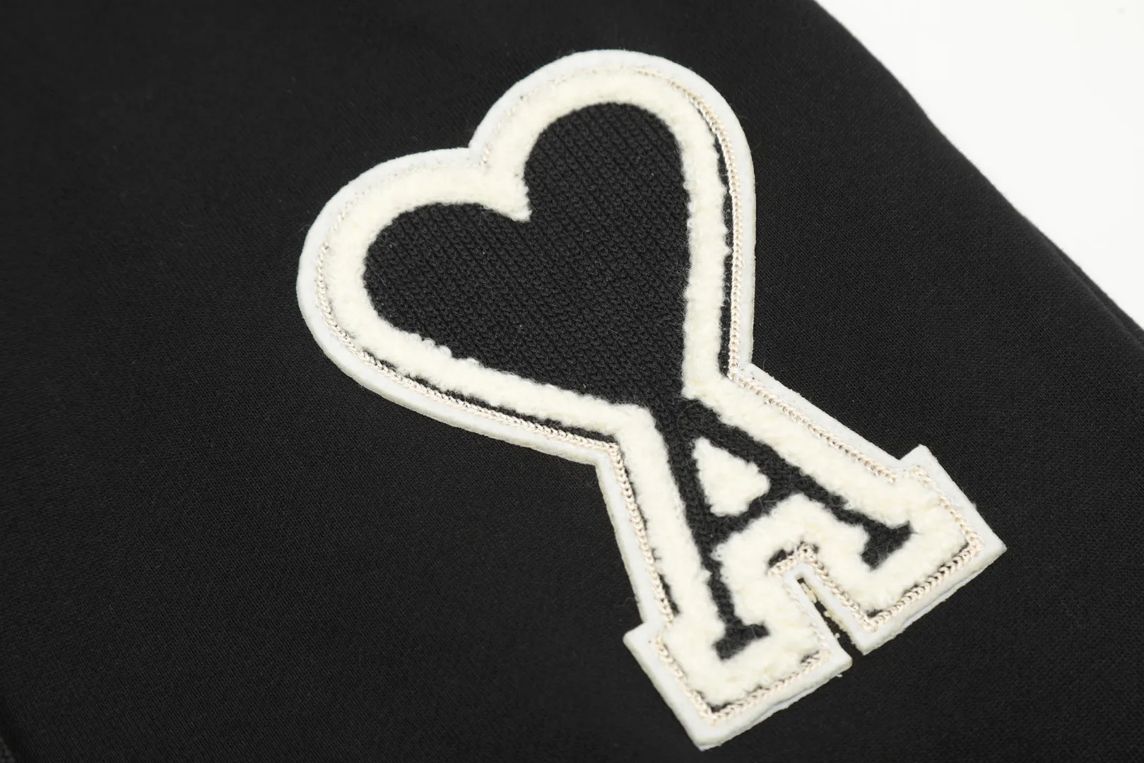 AMI/Amy Big Love Chapter Embroidery Classic Shorts Put aside all the messy words and let’s go directly to the product parameters: ✅380g customized rough-feel fabric ✅Correct workmanship Every detail is 100% restored to the official website ✅The thread is made of 500g high-gram heavyweight pure cotton thread Custom-woven and dyed in the same color in the same tank No color difference with the fabric Machine washable and washed, not easy to deform ✅No comparison and no damage Differentiated from the market currency Correct workmanship details High-quality pure cotton fabric ✅The webbing is made of custom-dyed high-density and high-thickness webbing. Benchmark the official website. ✅The only correct embroidery of the same material on the market. Distinguish the fake ones on the market. ✅The version follows the official website. It is loose and slim and can wear 210 pounds. There is no pressure for global shopping. Size: S-XL. Color (6 colors): Black and black, black and red, white and black, white and red, navy and gray.