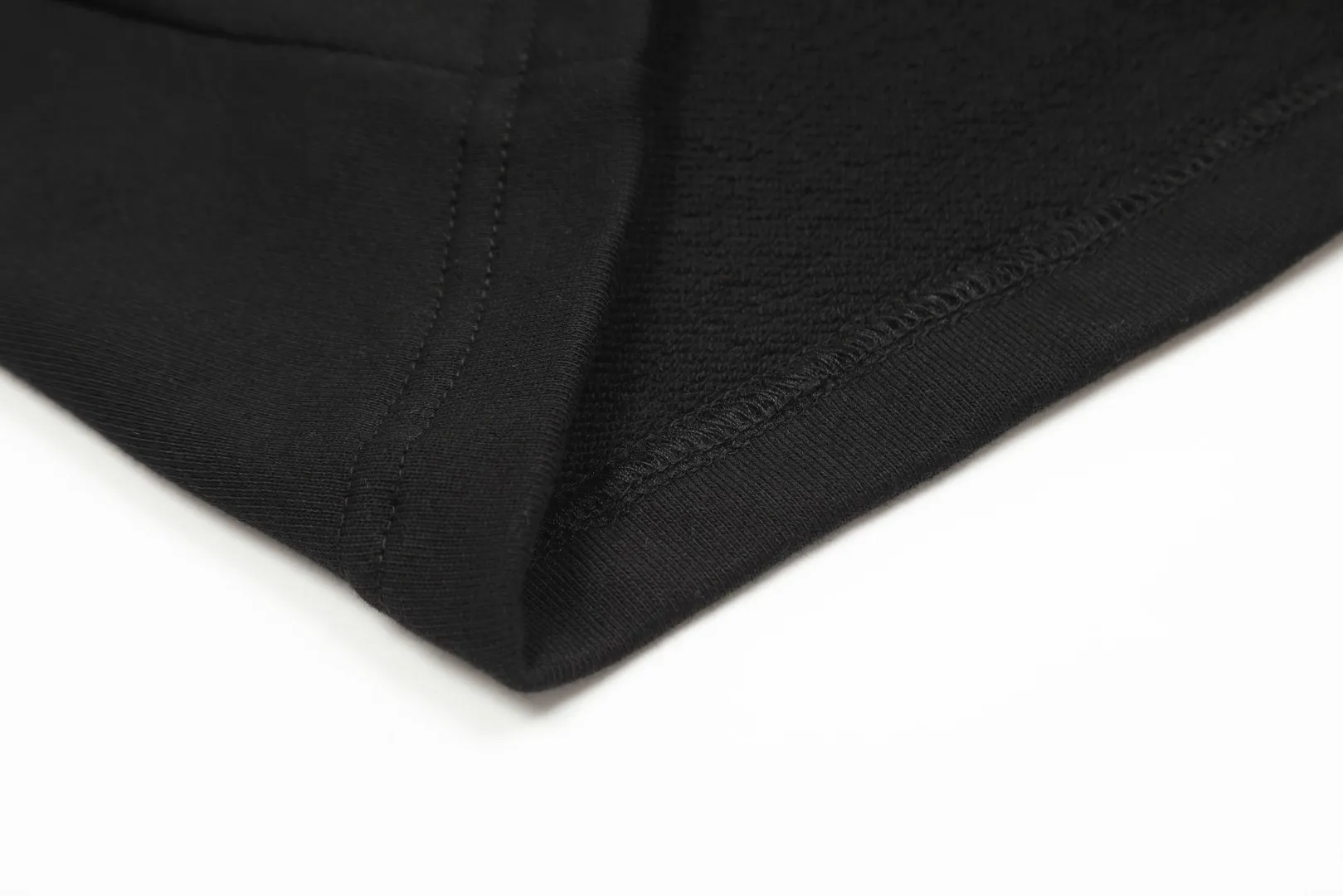AMI/Amy Big Love Chapter Embroidery Classic Shorts Put aside all the messy words and let’s go directly to the product parameters: ✅380g customized rough-feel fabric ✅Correct workmanship Every detail is 100% restored to the official website ✅The thread is made of 500g high-gram heavyweight pure cotton thread Custom-woven and dyed in the same color in the same tank No color difference with the fabric Machine washable and washed, not easy to deform ✅No comparison and no damage Differentiated from the market currency Correct workmanship details High-quality pure cotton fabric ✅The webbing is made of custom-dyed high-density and high-thickness webbing. Benchmark the official website. ✅The only correct embroidery of the same material on the market. Distinguish the fake ones on the market. ✅The version follows the official website. It is loose and slim and can wear 210 pounds. There is no pressure for global shopping. Size: S-XL. Color (6 colors): Black and black, black and red, white and black, white and red, navy and gray.