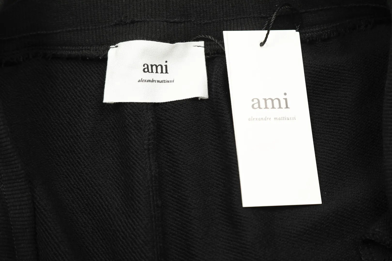 AMI/Amy Big Love Chapter Embroidery Classic Shorts Put aside all the messy words and let’s go directly to the product parameters: ✅380g customized rough-feel fabric ✅Correct workmanship Every detail is 100% restored to the official website ✅The thread is made of 500g high-gram heavyweight pure cotton thread Custom-woven and dyed in the same color in the same tank No color difference with the fabric Machine washable and washed, not easy to deform ✅No comparison and no damage Differentiated from the market currency Correct workmanship details High-quality pure cotton fabric ✅The webbing is made of custom-dyed high-density and high-thickness webbing. Benchmark the official website. ✅The only correct embroidery of the same material on the market. Distinguish the fake ones on the market. ✅The version follows the official website. It is loose and slim and can wear 210 pounds. There is no pressure for global shopping. Size: S-XL. Color (6 colors): Black and black, black and red, white and black, white and red, navy and gray.