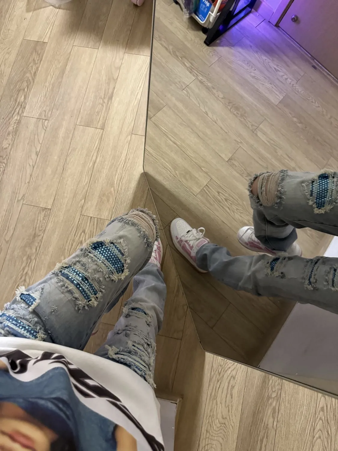 P168 💰 AMIRI patch embroidery jeans trousers AMIRI high street basic ripped tight elastic jeans trousers amiri brand jeans break the production process and cutting of the original jeans, the fabrics are softer and more comfortable Hand-sewn collar label Customized logo buttons Genuine leather tag Color: Picture color Size: 30-32-34-36