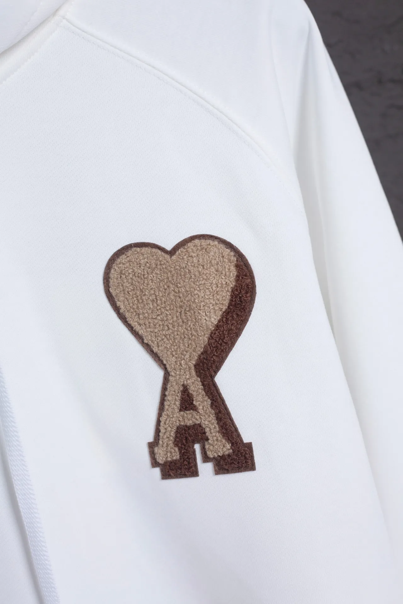 P176 AMI 25 autumn and winter new towel embroidered big heart towel embroidered raglan hooded sweatshirt, customized 360g pure cotton fabric, high version, new main wheat, washed wheat, same style for men and women, color: white, size: S-XL
