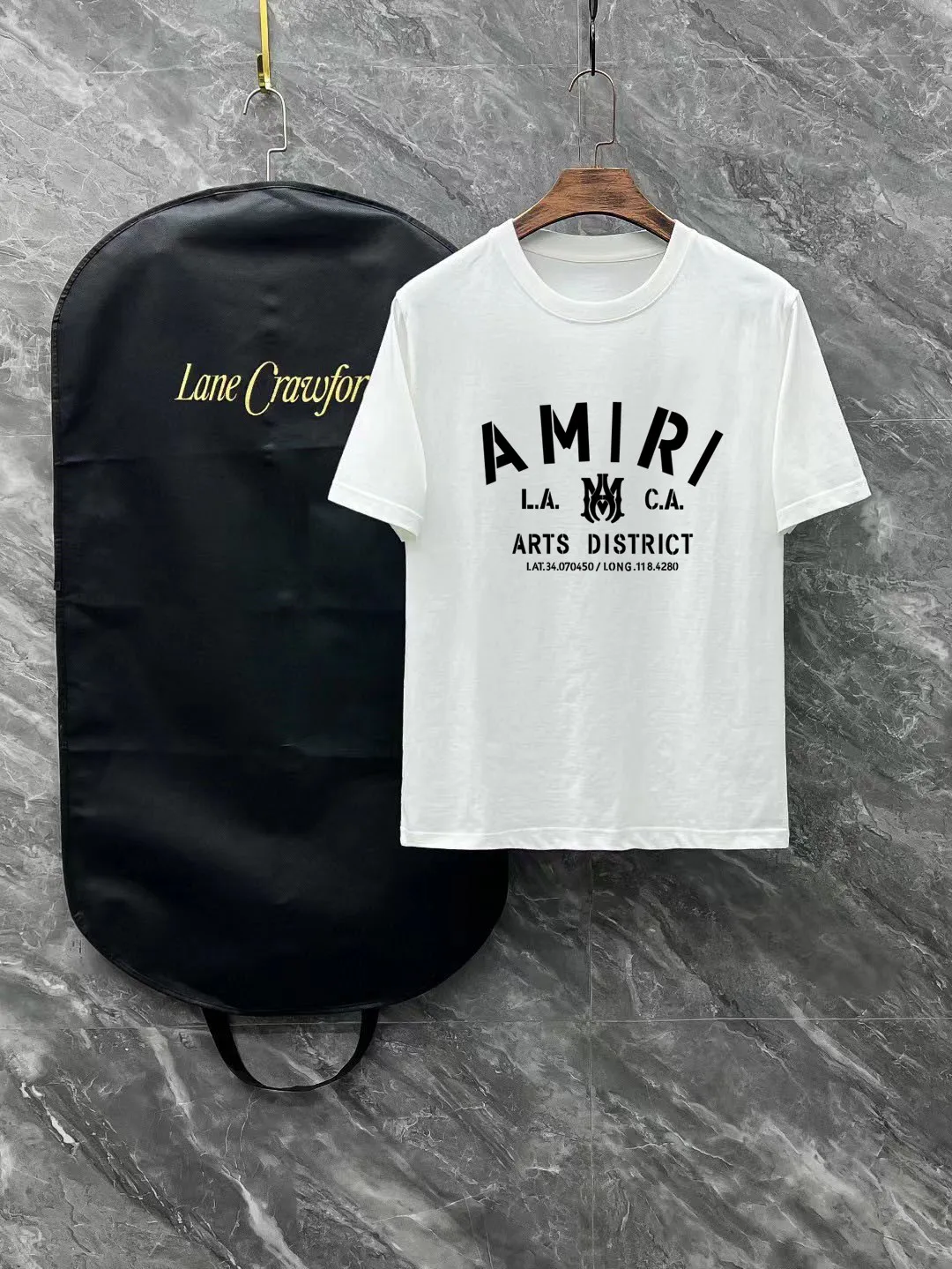 P140 AMIRI# 2025 spring and summer new style debut counter, the latest short-sleeved round neck T-shirt, high-end custom design, avant-garde and fashionable! The brand logo is designed with heavy craftsmanship. High-end customized 260g fabric. Soft to the touch. Comfortable to wear. Exquisite stitching at the counter level. Fine workmanship. The upper body effect is incomparably handsome! A must-have item for a stylish man! Color: black. White! Size: S-2XL