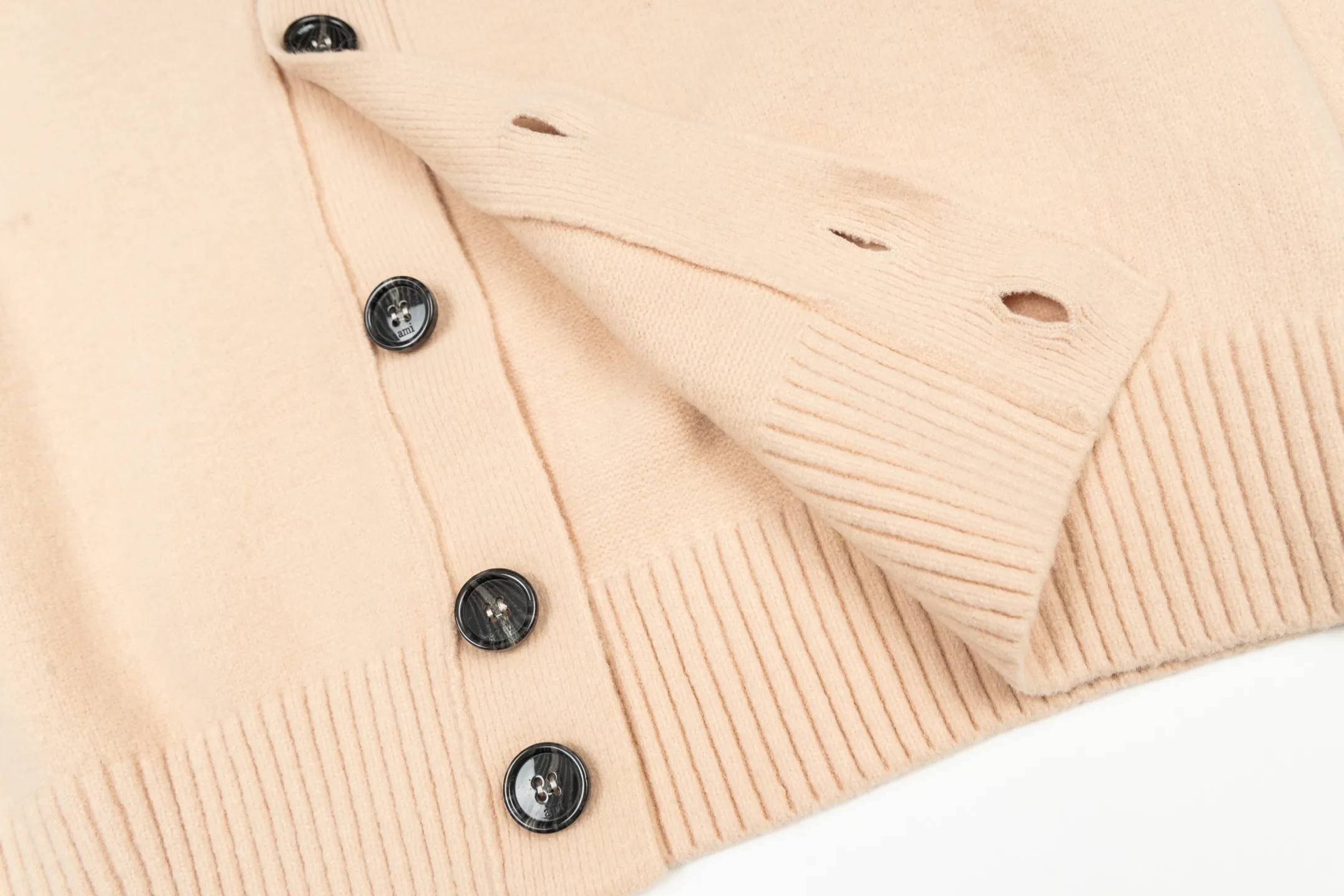 🅿️560 [Exclusive supply] Ami love jacquard knitted cardigan (pink). The original version was purchased for 2,699 and developed. The fabric is made of alpaca wool to maintain a stable pattern. The stitching is even and firm, and the details are meticulously handled, reflecting the brand's strict control over quality. The overall design is simple and elegant, suitable for various occasions. Whether it is business or leisure, it can show an elegant and decent style. The overall wiring is straight and delicate, the fabric is comfortable and soft, and the color is consistent without color difference. It can be matched with the same style to create a fashionable look, and can be used in various occasions. Customized accessories, complete with three standards, the same style for men and women. Size:S-M-L-XL