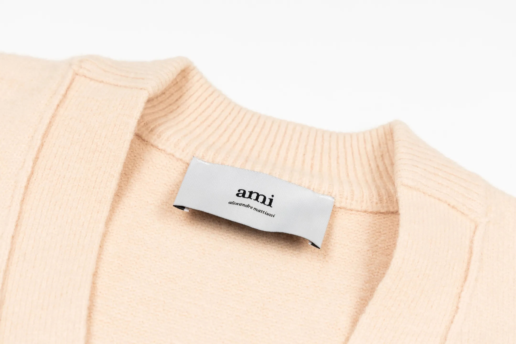 🅿️560 [Exclusive supply] Ami love jacquard knitted cardigan (pink). The original version was purchased for 2,699 and developed. The fabric is made of alpaca wool to maintain a stable pattern. The stitching is even and firm, and the details are meticulously handled, reflecting the brand's strict control over quality. The overall design is simple and elegant, suitable for various occasions. Whether it is business or leisure, it can show an elegant and decent style. The overall wiring is straight and delicate, the fabric is comfortable and soft, and the color is consistent without color difference. It can be matched with the same style to create a fashionable look, and can be used in various occasions. Customized accessories, complete with three standards, the same style for men and women. Size:S-M-L-XL