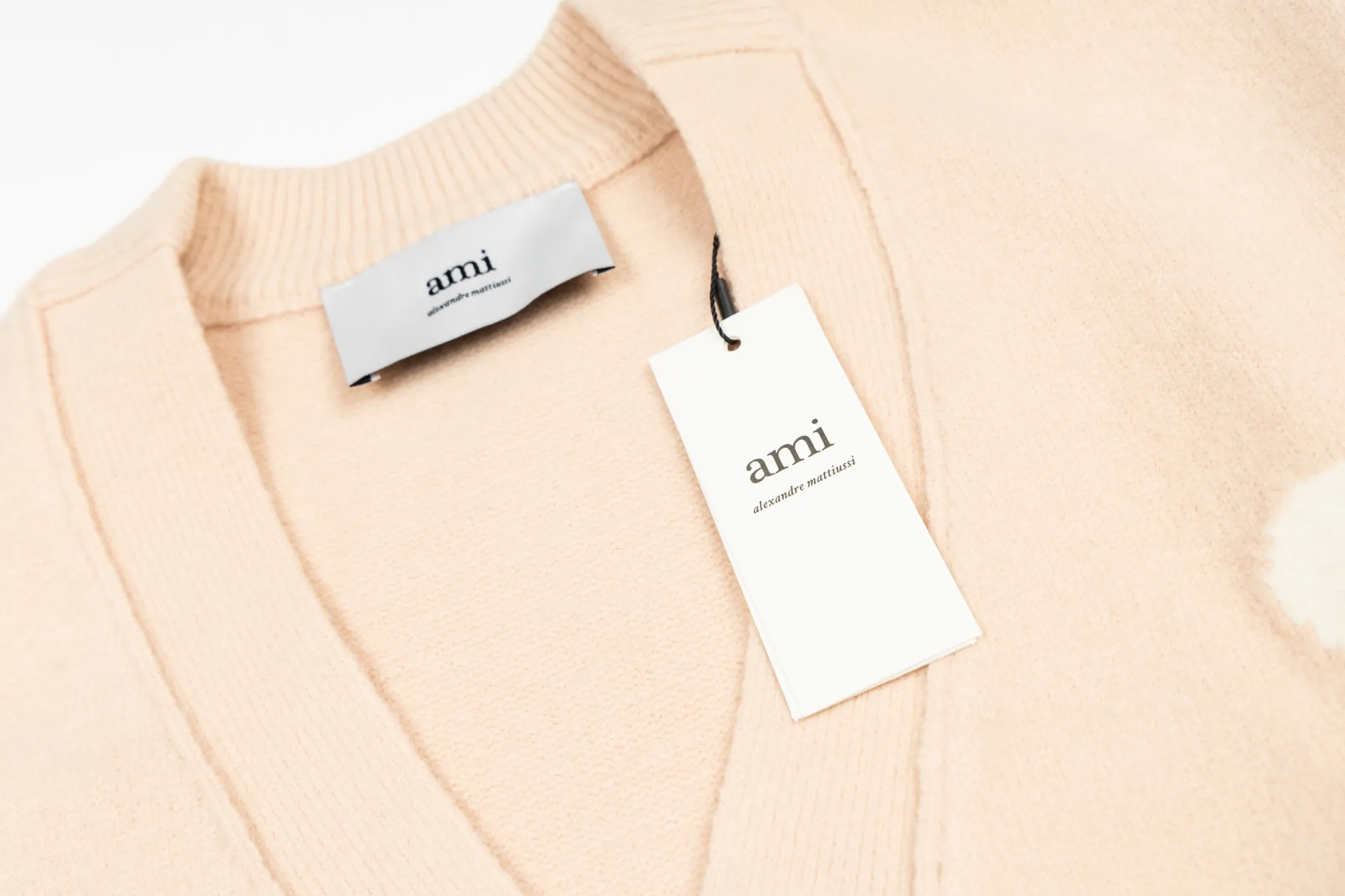 🅿️560 [Exclusive supply] Ami love jacquard knitted cardigan (pink). The original version was purchased for 2,699 and developed. The fabric is made of alpaca wool to maintain a stable pattern. The stitching is even and firm, and the details are meticulously handled, reflecting the brand's strict control over quality. The overall design is simple and elegant, suitable for various occasions. Whether it is business or leisure, it can show an elegant and decent style. The overall wiring is straight and delicate, the fabric is comfortable and soft, and the color is consistent without color difference. It can be matched with the same style to create a fashionable look, and can be used in various occasions. Customized accessories, complete with three standards, the same style for men and women. Size:S-M-L-XL