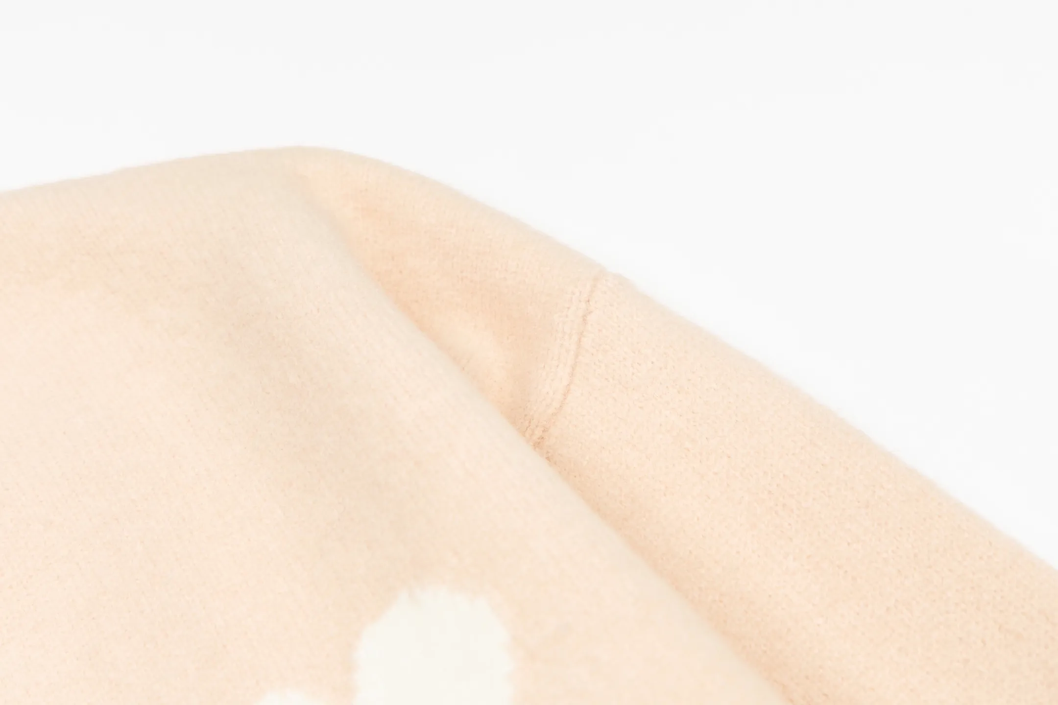 🅿️560 [Exclusive supply] Ami love jacquard knitted cardigan (pink). The original version was purchased for 2,699 and developed. The fabric is made of alpaca wool to maintain a stable pattern. The stitching is even and firm, and the details are meticulously handled, reflecting the brand's strict control over quality. The overall design is simple and elegant, suitable for various occasions. Whether it is business or leisure, it can show an elegant and decent style. The overall wiring is straight and delicate, the fabric is comfortable and soft, and the color is consistent without color difference. It can be matched with the same style to create a fashionable look, and can be used in various occasions. Customized accessories, complete with three standards, the same style for men and women. Size:S-M-L-XL