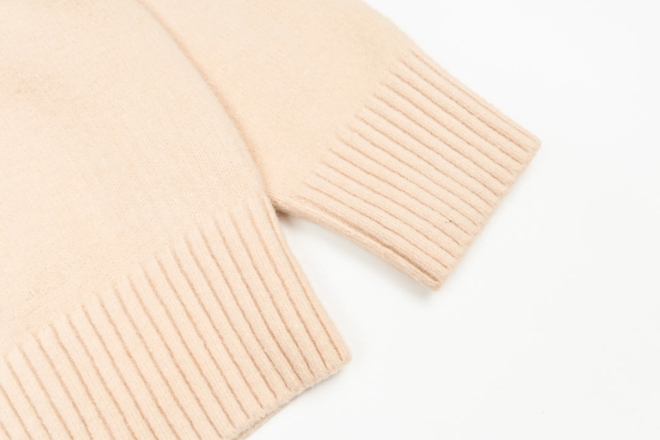 🅿️560 [Exclusive supply] Ami love jacquard knitted cardigan (pink). The original version was purchased for 2,699 and developed. The fabric is made of alpaca wool to maintain a stable pattern. The stitching is even and firm, and the details are meticulously handled, reflecting the brand's strict control over quality. The overall design is simple and elegant, suitable for various occasions. Whether it is business or leisure, it can show an elegant and decent style. The overall wiring is straight and delicate, the fabric is comfortable and soft, and the color is consistent without color difference. It can be matched with the same style to create a fashionable look, and can be used in various occasions. Customized accessories, complete with three standards, the same style for men and women. Size:S-M-L-XL