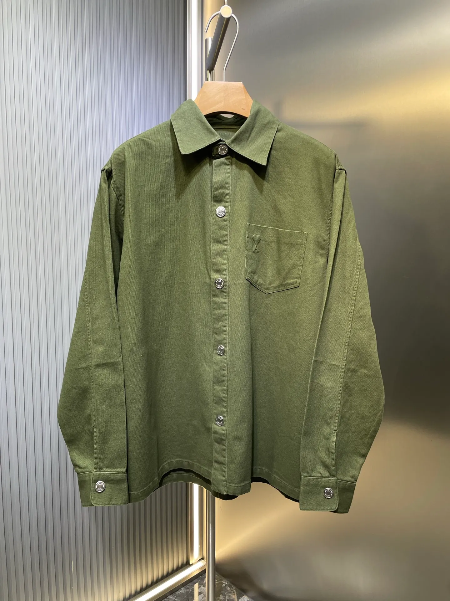 🅿️500 Ami Paris🌟【Top Replica】Love embossed jacket Customized elegant cotton brocade Excellent texture Comfortable and close to the skin Deep green charm As if you are in a green forest A natural choice Homogeneous three-dimensional love heart on the chest embellished like a work of art Exquisite buttons add brand recognition Revealing a self-evident low-key luxury Fashion essence Process 1: High temperature three-dimensional embossing By precisely controlling temperature and pressure, the fiber chains will rearrange to form a three-dimensional concave and convex pattern, showing a unique love three-dimensional effect. Process 2: The fabrics are sand washed and have a better hand feel. Not easy to deform, not easy to shrink, not easy to fade, and maintain long-term beauty. Accessories: Customized 1:1 Ami snap button Customized 1:1 Ami trademark Version: Loose version Size: S M L XL