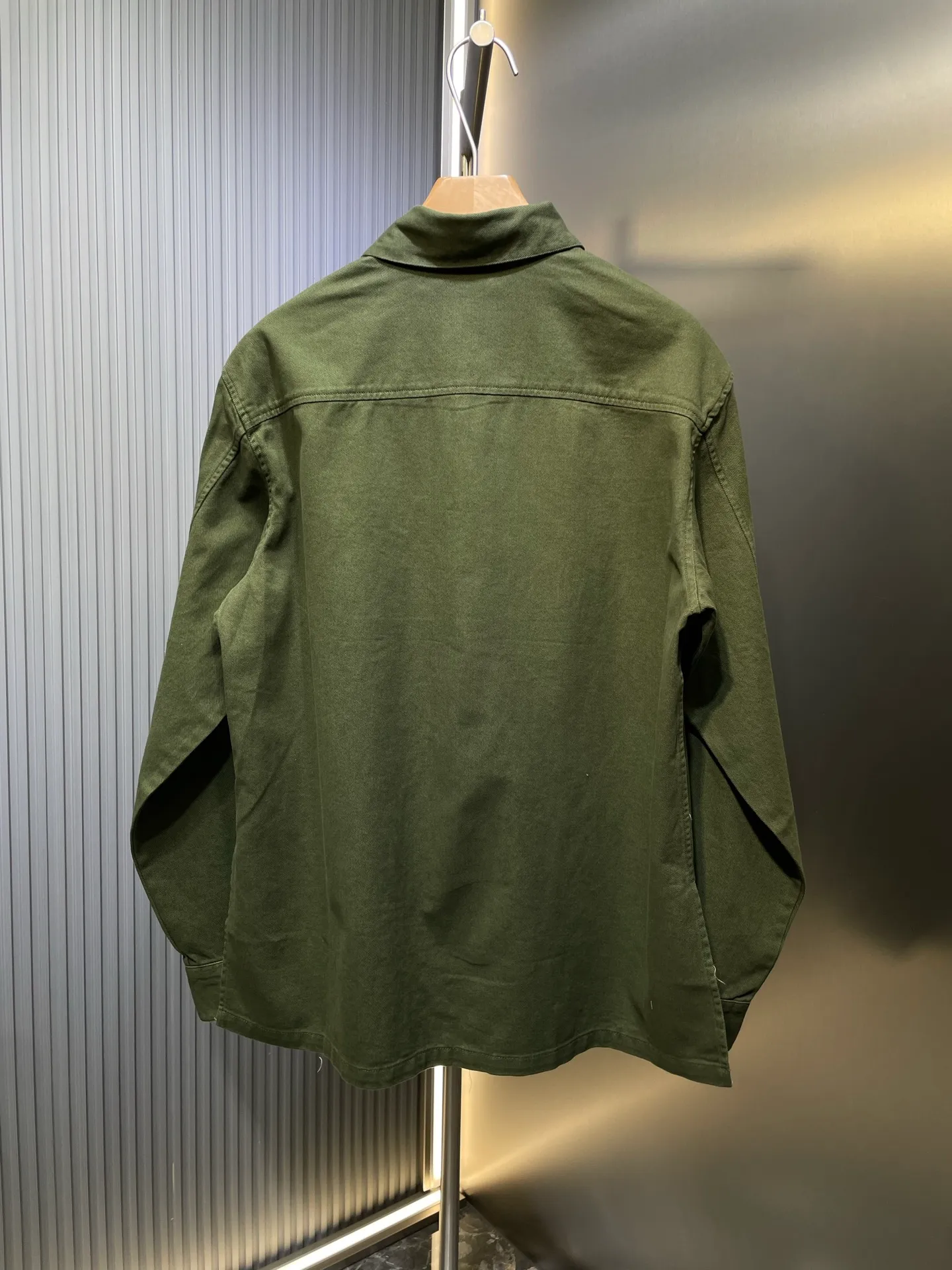 🅿️500 Ami Paris🌟【Top Replica】Love embossed jacket Customized elegant cotton brocade Excellent texture Comfortable and close to the skin Deep green charm As if you are in a green forest A natural choice Homogeneous three-dimensional love heart on the chest embellished like a work of art Exquisite buttons add brand recognition Revealing a self-evident low-key luxury Fashion essence Process 1: High temperature three-dimensional embossing By precisely controlling temperature and pressure, the fiber chains will rearrange to form a three-dimensional concave and convex pattern, showing a unique love three-dimensional effect. Process 2: The fabrics are sand washed and have a better hand feel. Not easy to deform, not easy to shrink, not easy to fade, and maintain long-term beauty. Accessories: Customized 1:1 Ami snap button Customized 1:1 Ami trademark Version: Loose version Size: S M L XL