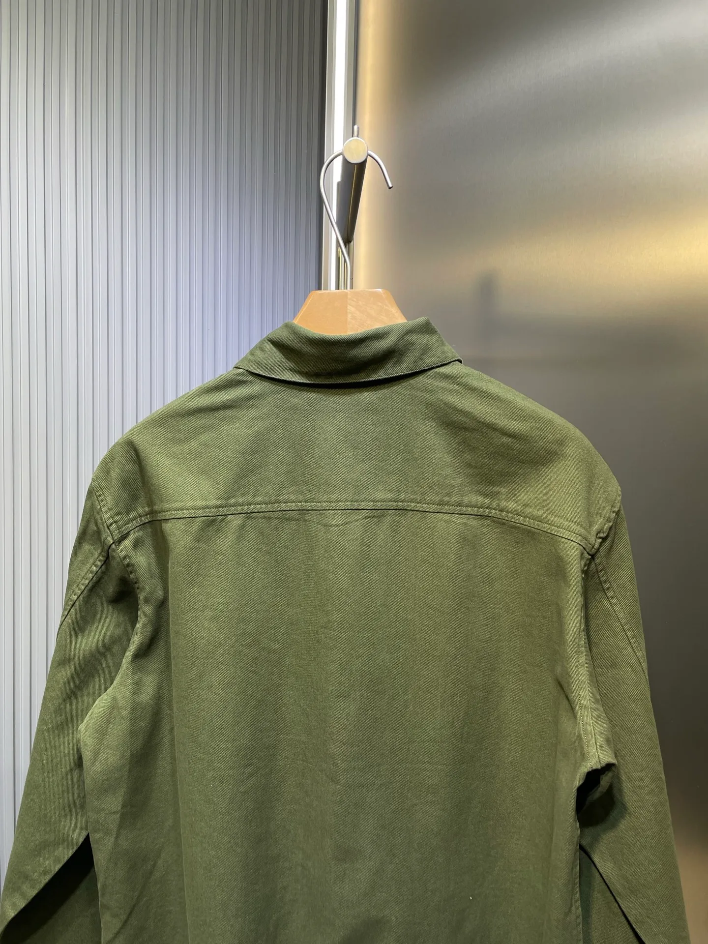 🅿️500 Ami Paris🌟【Top Replica】Love embossed jacket Customized elegant cotton brocade Excellent texture Comfortable and close to the skin Deep green charm As if you are in a green forest A natural choice Homogeneous three-dimensional love heart on the chest embellished like a work of art Exquisite buttons add brand recognition Revealing a self-evident low-key luxury Fashion essence Process 1: High temperature three-dimensional embossing By precisely controlling temperature and pressure, the fiber chains will rearrange to form a three-dimensional concave and convex pattern, showing a unique love three-dimensional effect. Process 2: The fabrics are sand washed and have a better hand feel. Not easy to deform, not easy to shrink, not easy to fade, and maintain long-term beauty. Accessories: Customized 1:1 Ami snap button Customized 1:1 Ami trademark Version: Loose version Size: S M L XL