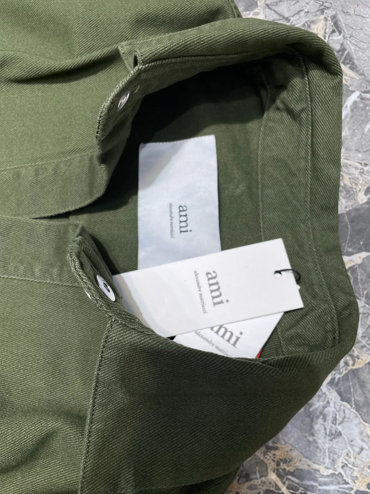 🅿️500 Ami Paris🌟【Top Replica】Love embossed jacket Customized elegant cotton brocade Excellent texture Comfortable and close to the skin Deep green charm As if you are in a green forest A natural choice Homogeneous three-dimensional love heart on the chest embellished like a work of art Exquisite buttons add brand recognition Revealing a self-evident low-key luxury Fashion essence Process 1: High temperature three-dimensional embossing By precisely controlling temperature and pressure, the fiber chains will rearrange to form a three-dimensional concave and convex pattern, showing a unique love three-dimensional effect. Process 2: The fabrics are sand washed and have a better hand feel. Not easy to deform, not easy to shrink, not easy to fade, and maintain long-term beauty. Accessories: Customized 1:1 Ami snap button Customized 1:1 Ami trademark Version: Loose version Size: S M L XL