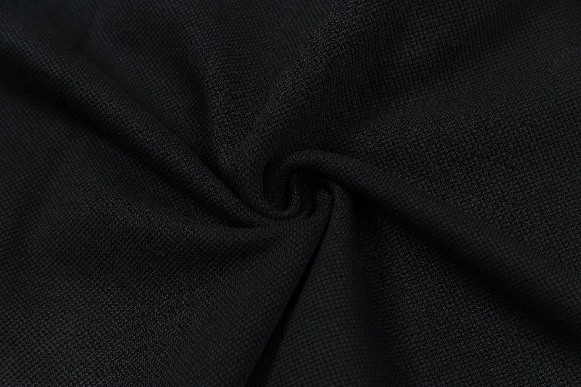 Brand: LV Weight: 270 Color: Blue Black Size: M-XXL Original customization 1:1 restoration Embroidery technology Pure cotton mercerized piqué This polo shirt is made of piqué cotton with a subtle full-width Damier jacquard texture, and the Marque L.Vuitton déposée logo embroidery lights up the sight. Pearlescent buttons add dandy style and can easily be incorporated into everyday looks.  •Regular fit •Damier jacquard pique •Marque L.Vuitton déposée embroidery on chest •Button placket at front •Pearl buttons with LV logo on top button •Ribbed collar and cuffs •100% cotton