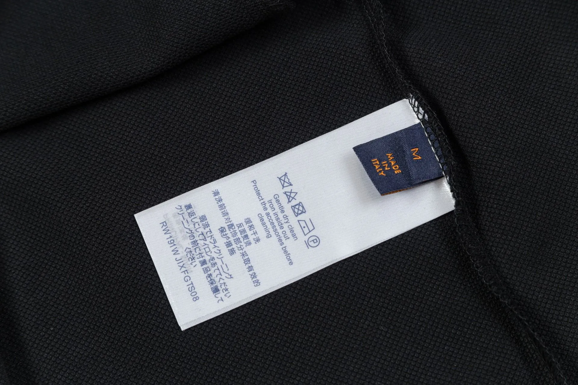 Brand: LV Weight: 270 Color: Blue Black Size: M-XXL Original customization 1:1 restoration Embroidery technology Pure cotton mercerized piqué This polo shirt is made of piqué cotton with a subtle full-width Damier jacquard texture, and the Marque L.Vuitton déposée logo embroidery lights up the sight. Pearlescent buttons add dandy style and can easily be incorporated into everyday looks.  •Regular fit •Damier jacquard pique •Marque L.Vuitton déposée embroidery on chest •Button placket at front •Pearl buttons with LV logo on top button •Ribbed collar and cuffs •100% cotton
