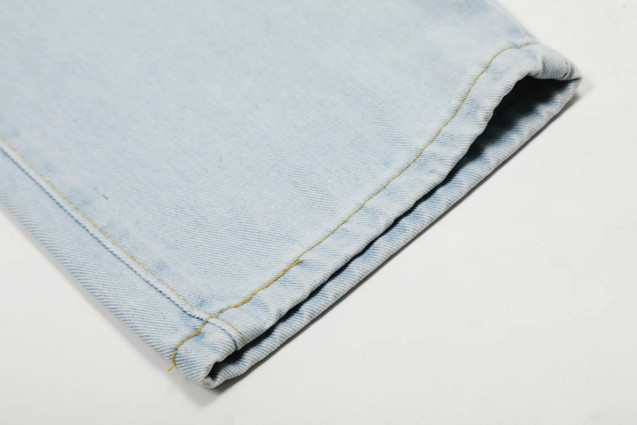 #M47 P168💰 AMIRI patch embroidery jeans trousers AMIRI high street basic ripped tight elastic jeans trousers amiri brand jeans break the production process and cutting of the original jeans, the fabrics are softer and more comfortable Hand-sewn collar label Customized logo buttons Genuine leather tag Color: Picture color Size: 30-32-34-36