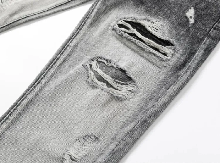 #N05 P246💰 (Top version) AMIRI hot high street jeans slim fit stretch washed knife cut trousers for men AMIRI amiri is transliterated as Emil, which is the name of the founder. Mike Amiri, the founder of amiri, grew up in Los Angeles, USA. He was influenced by local street culture and Punk Rock since childhood, so he founded the amiri brand named after himself. A variety of trendy clothing meets the needs of different trendy players. Amiri clothing has novel and unique styles and is a well-known street brand in the United States. The styles and styles of many clothes are loved by many street photographers. The various clothing styles meet the dressing needs of different people, show their unique temperament, and show the trend of dressing. amiri's jeans are relatively famous. Not only do they have many styles, but the quality of the jeans is also very good. Many celebrities have also worn amiri brand jeans. Color: Picture color Size: 28, 30, 32, 34, 36 28 30 32 34 36 Waist 71 76 81 86 91 Qianlang 26.5 27.5 28.5 29.5 30.5 Hou Lang 37 38 39 40 41 Foot 14 14.8 15.6 16.4 17.2 Foreign Minister 100 102 104 106 107