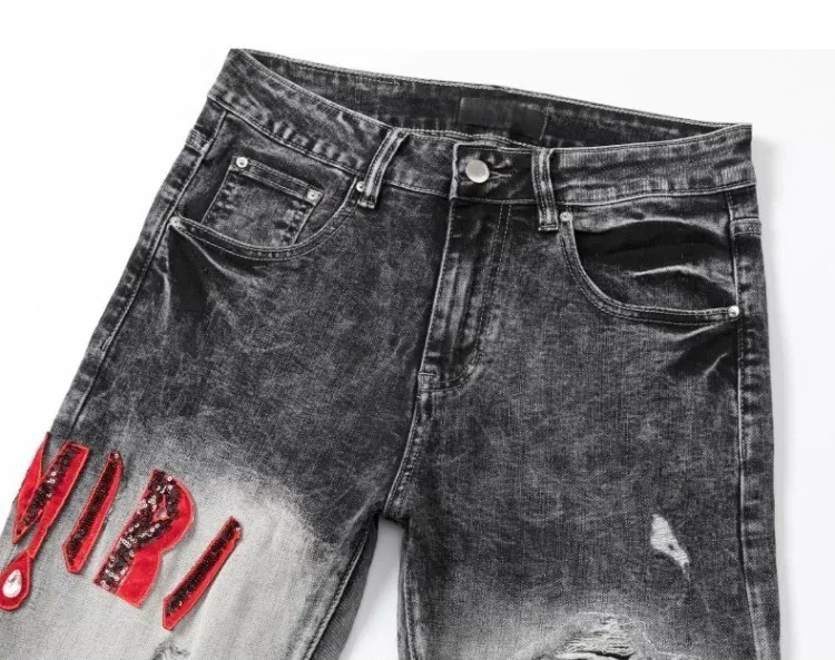 #N05 P246💰 (Top version) AMIRI hot high street jeans slim fit stretch washed knife cut trousers for men AMIRI amiri is transliterated as Emil, which is the name of the founder. Mike Amiri, the founder of amiri, grew up in Los Angeles, USA. He was influenced by local street culture and Punk Rock since childhood, so he founded the amiri brand named after himself. A variety of trendy clothing meets the needs of different trendy players. Amiri clothing has novel and unique styles and is a well-known street brand in the United States. The styles and styles of many clothes are loved by many street photographers. The various clothing styles meet the dressing needs of different people, show their unique temperament, and show the trend of dressing. amiri's jeans are relatively famous. Not only do they have many styles, but the quality of the jeans is also very good. Many celebrities have also worn amiri brand jeans. Color: Picture color Size: 28, 30, 32, 34, 36 28 30 32 34 36 Waist 71 76 81 86 91 Qianlang 26.5 27.5 28.5 29.5 30.5 Hou Lang 37 38 39 40 41 Foot 14 14.8 15.6 16.4 17.2 Foreign Minister 100 102 104 106 107