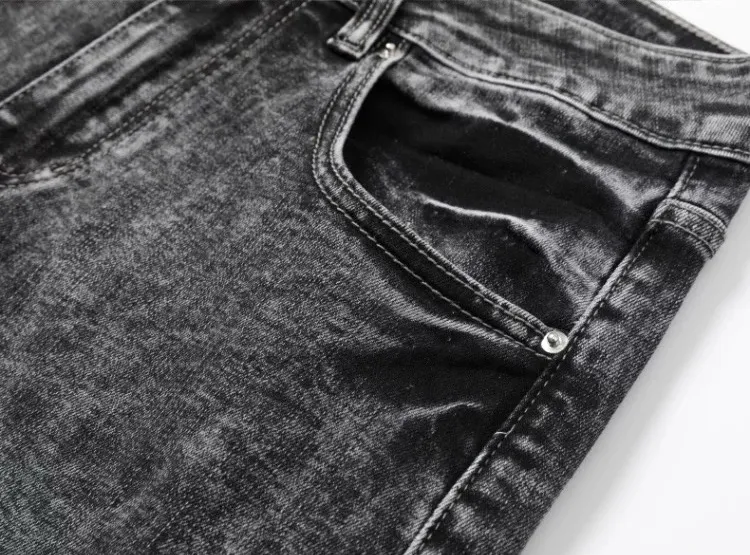 #N05 P246💰 (Top version) AMIRI hot high street jeans slim fit stretch washed knife cut trousers for men AMIRI amiri is transliterated as Emil, which is the name of the founder. Mike Amiri, the founder of amiri, grew up in Los Angeles, USA. He was influenced by local street culture and Punk Rock since childhood, so he founded the amiri brand named after himself. A variety of trendy clothing meets the needs of different trendy players. Amiri clothing has novel and unique styles and is a well-known street brand in the United States. The styles and styles of many clothes are loved by many street photographers. The various clothing styles meet the dressing needs of different people, show their unique temperament, and show the trend of dressing. amiri's jeans are relatively famous. Not only do they have many styles, but the quality of the jeans is also very good. Many celebrities have also worn amiri brand jeans. Color: Picture color Size: 28, 30, 32, 34, 36 28 30 32 34 36 Waist 71 76 81 86 91 Qianlang 26.5 27.5 28.5 29.5 30.5 Hou Lang 37 38 39 40 41 Foot 14 14.8 15.6 16.4 17.2 Foreign Minister 100 102 104 106 107