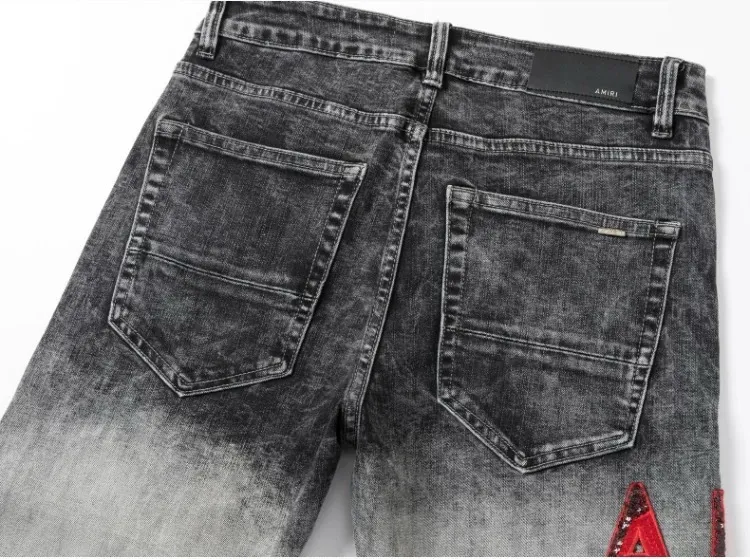 #N05 P246💰 (Top version) AMIRI hot high street jeans slim fit stretch washed knife cut trousers for men AMIRI amiri is transliterated as Emil, which is the name of the founder. Mike Amiri, the founder of amiri, grew up in Los Angeles, USA. He was influenced by local street culture and Punk Rock since childhood, so he founded the amiri brand named after himself. A variety of trendy clothing meets the needs of different trendy players. Amiri clothing has novel and unique styles and is a well-known street brand in the United States. The styles and styles of many clothes are loved by many street photographers. The various clothing styles meet the dressing needs of different people, show their unique temperament, and show the trend of dressing. amiri's jeans are relatively famous. Not only do they have many styles, but the quality of the jeans is also very good. Many celebrities have also worn amiri brand jeans. Color: Picture color Size: 28, 30, 32, 34, 36 28 30 32 34 36 Waist 71 76 81 86 91 Qianlang 26.5 27.5 28.5 29.5 30.5 Hou Lang 37 38 39 40 41 Foot 14 14.8 15.6 16.4 17.2 Foreign Minister 100 102 104 106 107