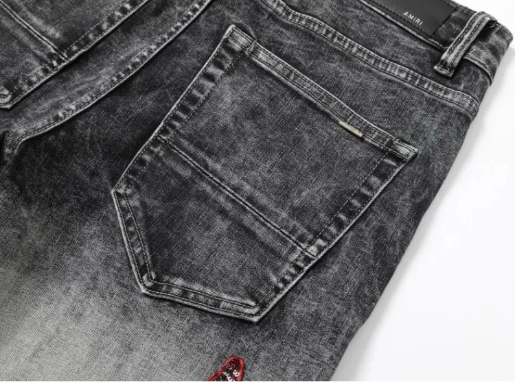 #N05 P246💰 (Top version) AMIRI hot high street jeans slim fit stretch washed knife cut trousers for men AMIRI amiri is transliterated as Emil, which is the name of the founder. Mike Amiri, the founder of amiri, grew up in Los Angeles, USA. He was influenced by local street culture and Punk Rock since childhood, so he founded the amiri brand named after himself. A variety of trendy clothing meets the needs of different trendy players. Amiri clothing has novel and unique styles and is a well-known street brand in the United States. The styles and styles of many clothes are loved by many street photographers. The various clothing styles meet the dressing needs of different people, show their unique temperament, and show the trend of dressing. amiri's jeans are relatively famous. Not only do they have many styles, but the quality of the jeans is also very good. Many celebrities have also worn amiri brand jeans. Color: Picture color Size: 28, 30, 32, 34, 36 28 30 32 34 36 Waist 71 76 81 86 91 Qianlang 26.5 27.5 28.5 29.5 30.5 Hou Lang 37 38 39 40 41 Foot 14 14.8 15.6 16.4 17.2 Foreign Minister 100 102 104 106 107