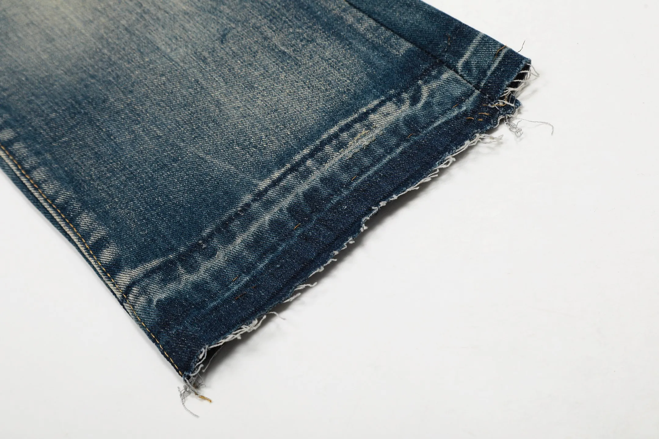 #M13 P168💰 Heavyweight AMIRI MX1 💎High Street Jeans Slim Fit Stretch Washed Knife Cut Hole Trousers FOG High Street Men's Fashion AMIRI Embroidered Patch Jeans amiri is transliterated as Emil, which is the name of the founder. Mike Amiri, the founder of amiri, grew up in Los Angeles, USA, and was influenced by local street culture and Punk Rock since he was a child. Due to his influence, he founded the amiri brand named after himself. A variety of trendy clothing meets the needs of different fashion players. Amiri clothing has novel and unique styles and is a well-known street brand in the United States. The styles and styles of many clothes are loved by many street photographers. The various clothing styles meet the dressing needs of different people, show their unique temperament, and show the trend of dressing. amiri's jeans are relatively famous. Not only do they have many styles, but the quality of the jeans is also very good. Many celebrities have also worn amiri brand jeans.  The jeans of the amiri brand break through the production process and cutting of the original jeans. The fabrics are relatively soft and comfortable, and are not as hard as some jeans, which can irritate the skin and cause the skin to bleed when worn. Los Angeles trendy brand Amiri's jeans are made with great detail from tailoring to texture, adding wrinkles, bullet holes, damage and other details to add to the trendiness of the jeans. You can choose the style that suits you according to your own needs. Only when you wear a suitable style can you have a certain sense of fashion.  In recent years, high street has become a word that appears more and more frequently in men's clothing. High street style has also become an important direction for everyone's matching. High street-related items basically cannot avoid oversize or drop-shoulder tops. The lower body is matched with trackpants or tight-fitting denim. Among them, in my opinion, the most representative one is perhaps annihilation. What I bring to you today is the MX1 patchwork denim worn by many Internet celebrities in Xiaohongshu. It is operated by a Ningbo washing factory. Front and back. The trousers have a beautiful fading color with cat whiskers. Full of high-end feel. Knee-part damage design with leather patchwork design. Already used as facade design. Leather waist nameplate. Customized crotch placket hardware. Engraving and molding. The focus of this style is not on washing, but on the shape and version of the damage. The secret lies in the craftsmanship of the master. The cost of hand-made products such as fraying, machining, knife cutting, etc. is far beyond comparison with assembly line products. Color: Picture color Size: 30-32-34-36