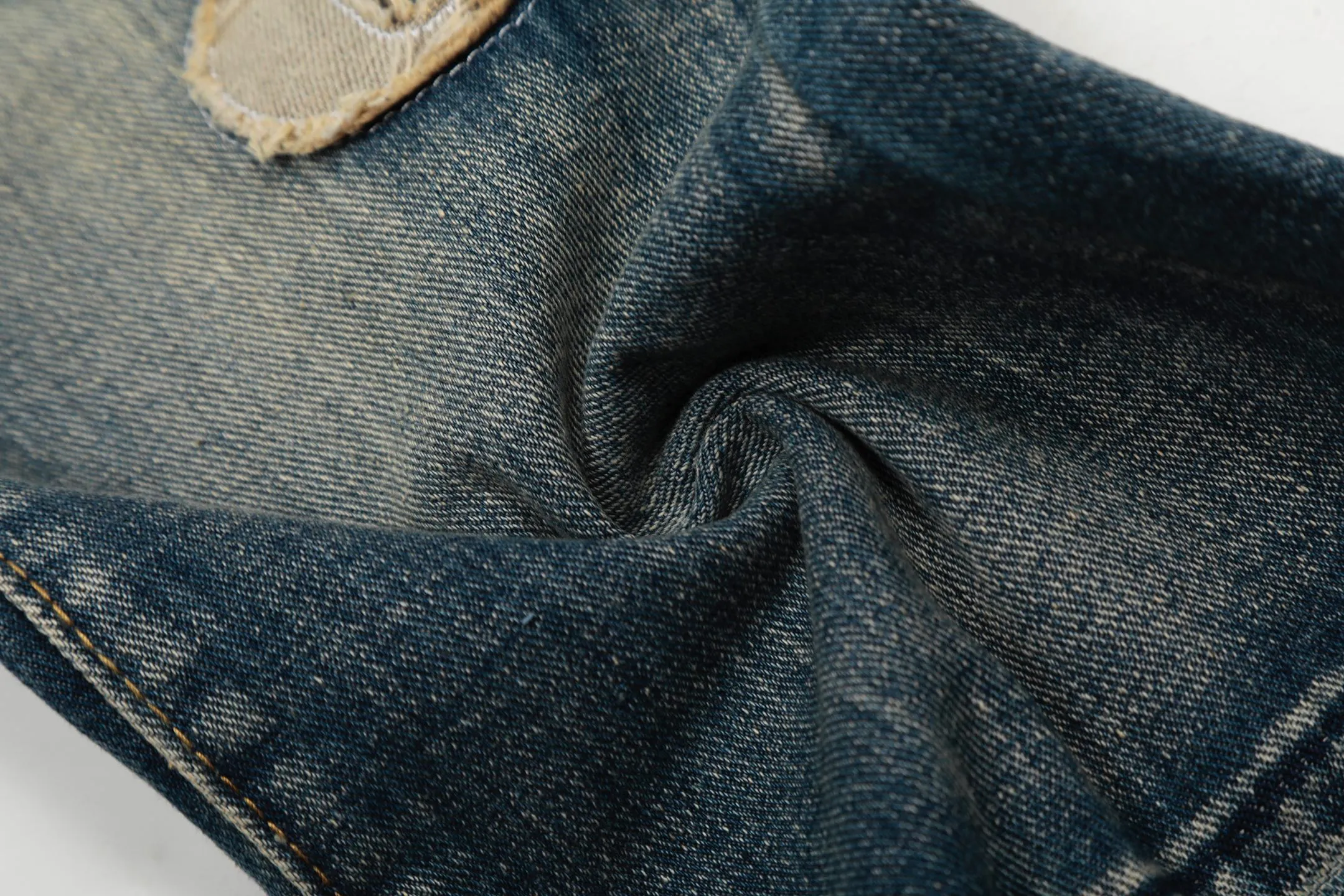 #M13 P168💰 Heavyweight AMIRI MX1 💎High Street Jeans Slim Fit Stretch Washed Knife Cut Hole Trousers FOG High Street Men's Fashion AMIRI Embroidered Patch Jeans amiri is transliterated as Emil, which is the name of the founder. Mike Amiri, the founder of amiri, grew up in Los Angeles, USA, and was influenced by local street culture and Punk Rock since he was a child. Due to his influence, he founded the amiri brand named after himself. A variety of trendy clothing meets the needs of different fashion players. Amiri clothing has novel and unique styles and is a well-known street brand in the United States. The styles and styles of many clothes are loved by many street photographers. The various clothing styles meet the dressing needs of different people, show their unique temperament, and show the trend of dressing. amiri's jeans are relatively famous. Not only do they have many styles, but the quality of the jeans is also very good. Many celebrities have also worn amiri brand jeans.  The jeans of the amiri brand break through the production process and cutting of the original jeans. The fabrics are relatively soft and comfortable, and are not as hard as some jeans, which can irritate the skin and cause the skin to bleed when worn. Los Angeles trendy brand Amiri's jeans are made with great detail from tailoring to texture, adding wrinkles, bullet holes, damage and other details to add to the trendiness of the jeans. You can choose the style that suits you according to your own needs. Only when you wear a suitable style can you have a certain sense of fashion.  In recent years, high street has become a word that appears more and more frequently in men's clothing. High street style has also become an important direction for everyone's matching. High street-related items basically cannot avoid oversize or drop-shoulder tops. The lower body is matched with trackpants or tight-fitting denim. Among them, in my opinion, the most representative one is perhaps annihilation. What I bring to you today is the MX1 patchwork denim worn by many Internet celebrities in Xiaohongshu. It is operated by a Ningbo washing factory. Front and back. The trousers have a beautiful fading color with cat whiskers. Full of high-end feel. Knee-part damage design with leather patchwork design. Already used as facade design. Leather waist nameplate. Customized crotch placket hardware. Engraving and molding. The focus of this style is not on washing, but on the shape and version of the damage. The secret lies in the craftsmanship of the master. The cost of hand-made products such as fraying, machining, knife cutting, etc. is far beyond comparison with assembly line products. Color: Picture color Size: 30-32-34-36