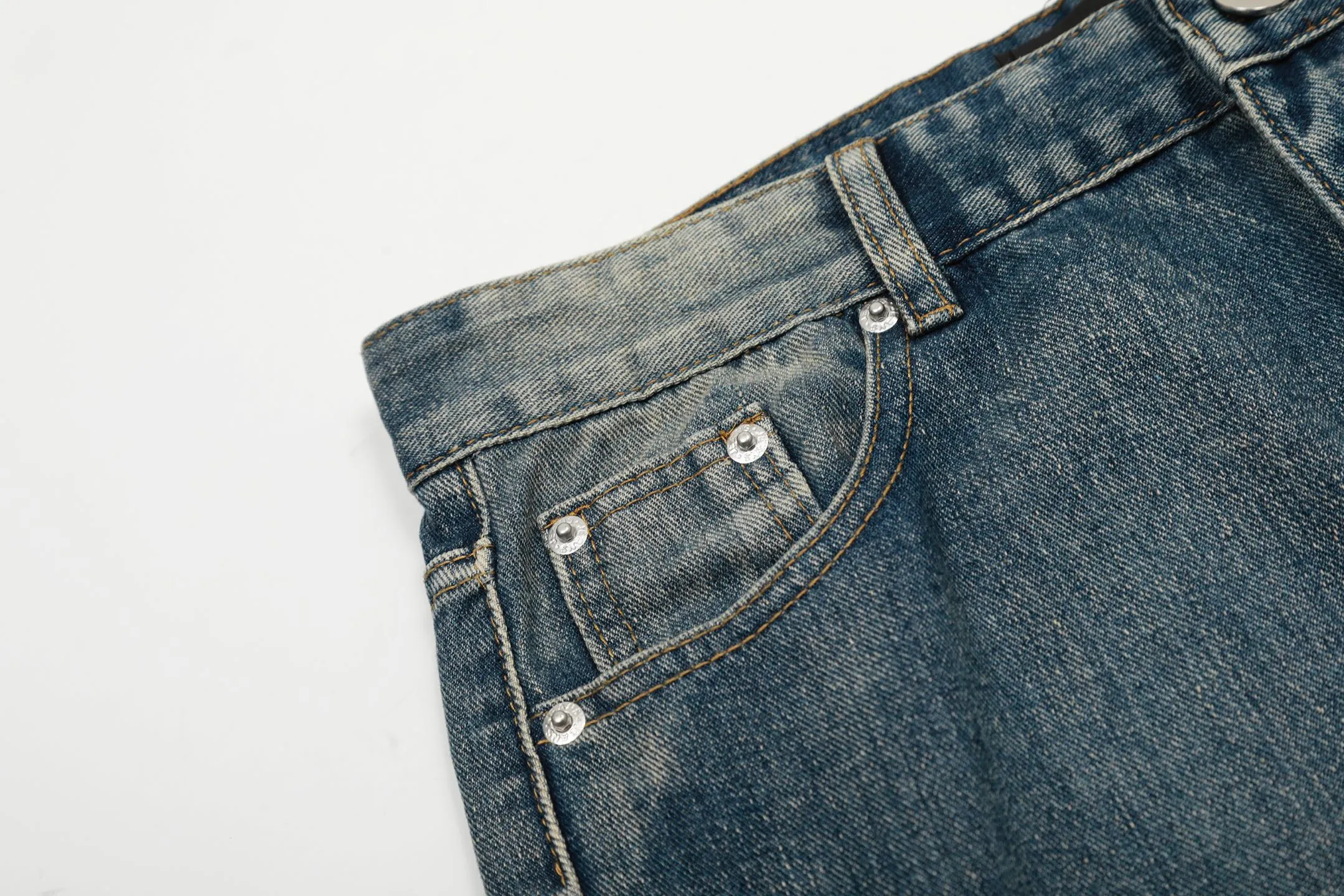 #M13 P168💰 Heavyweight AMIRI MX1 💎High Street Jeans Slim Fit Stretch Washed Knife Cut Hole Trousers FOG High Street Men's Fashion AMIRI Embroidered Patch Jeans amiri is transliterated as Emil, which is the name of the founder. Mike Amiri, the founder of amiri, grew up in Los Angeles, USA, and was influenced by local street culture and Punk Rock since he was a child. Due to his influence, he founded the amiri brand named after himself. A variety of trendy clothing meets the needs of different fashion players. Amiri clothing has novel and unique styles and is a well-known street brand in the United States. The styles and styles of many clothes are loved by many street photographers. The various clothing styles meet the dressing needs of different people, show their unique temperament, and show the trend of dressing. amiri's jeans are relatively famous. Not only do they have many styles, but the quality of the jeans is also very good. Many celebrities have also worn amiri brand jeans.  The jeans of the amiri brand break through the production process and cutting of the original jeans. The fabrics are relatively soft and comfortable, and are not as hard as some jeans, which can irritate the skin and cause the skin to bleed when worn. Los Angeles trendy brand Amiri's jeans are made with great detail from tailoring to texture, adding wrinkles, bullet holes, damage and other details to add to the trendiness of the jeans. You can choose the style that suits you according to your own needs. Only when you wear a suitable style can you have a certain sense of fashion.  In recent years, high street has become a word that appears more and more frequently in men's clothing. High street style has also become an important direction for everyone's matching. High street-related items basically cannot avoid oversize or drop-shoulder tops. The lower body is matched with trackpants or tight-fitting denim. Among them, in my opinion, the most representative one is perhaps annihilation. What I bring to you today is the MX1 patchwork denim worn by many Internet celebrities in Xiaohongshu. It is operated by a Ningbo washing factory. Front and back. The trousers have a beautiful fading color with cat whiskers. Full of high-end feel. Knee-part damage design with leather patchwork design. Already used as facade design. Leather waist nameplate. Customized crotch placket hardware. Engraving and molding. The focus of this style is not on washing, but on the shape and version of the damage. The secret lies in the craftsmanship of the master. The cost of hand-made products such as fraying, machining, knife cutting, etc. is far beyond comparison with assembly line products. Color: Picture color Size: 30-32-34-36