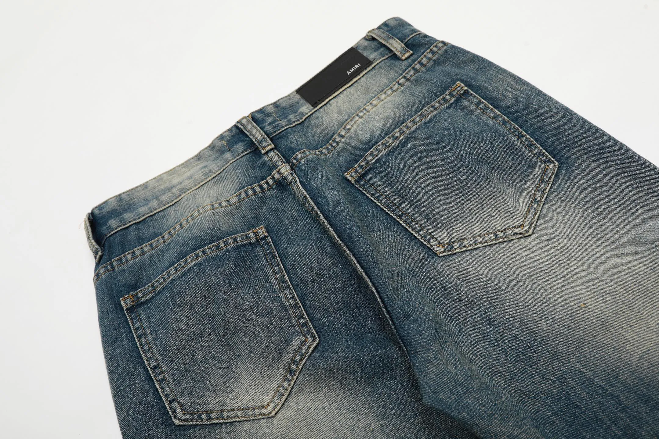 #M13 P168💰 Heavyweight AMIRI MX1 💎High Street Jeans Slim Fit Stretch Washed Knife Cut Hole Trousers FOG High Street Men's Fashion AMIRI Embroidered Patch Jeans amiri is transliterated as Emil, which is the name of the founder. Mike Amiri, the founder of amiri, grew up in Los Angeles, USA, and was influenced by local street culture and Punk Rock since he was a child. Due to his influence, he founded the amiri brand named after himself. A variety of trendy clothing meets the needs of different fashion players. Amiri clothing has novel and unique styles and is a well-known street brand in the United States. The styles and styles of many clothes are loved by many street photographers. The various clothing styles meet the dressing needs of different people, show their unique temperament, and show the trend of dressing. amiri's jeans are relatively famous. Not only do they have many styles, but the quality of the jeans is also very good. Many celebrities have also worn amiri brand jeans.  The jeans of the amiri brand break through the production process and cutting of the original jeans. The fabrics are relatively soft and comfortable, and are not as hard as some jeans, which can irritate the skin and cause the skin to bleed when worn. Los Angeles trendy brand Amiri's jeans are made with great detail from tailoring to texture, adding wrinkles, bullet holes, damage and other details to add to the trendiness of the jeans. You can choose the style that suits you according to your own needs. Only when you wear a suitable style can you have a certain sense of fashion.  In recent years, high street has become a word that appears more and more frequently in men's clothing. High street style has also become an important direction for everyone's matching. High street-related items basically cannot avoid oversize or drop-shoulder tops. The lower body is matched with trackpants or tight-fitting denim. Among them, in my opinion, the most representative one is perhaps annihilation. What I bring to you today is the MX1 patchwork denim worn by many Internet celebrities in Xiaohongshu. It is operated by a Ningbo washing factory. Front and back. The trousers have a beautiful fading color with cat whiskers. Full of high-end feel. Knee-part damage design with leather patchwork design. Already used as facade design. Leather waist nameplate. Customized crotch placket hardware. Engraving and molding. The focus of this style is not on washing, but on the shape and version of the damage. The secret lies in the craftsmanship of the master. The cost of hand-made products such as fraying, machining, knife cutting, etc. is far beyond comparison with assembly line products. Color: Picture color Size: 30-32-34-36