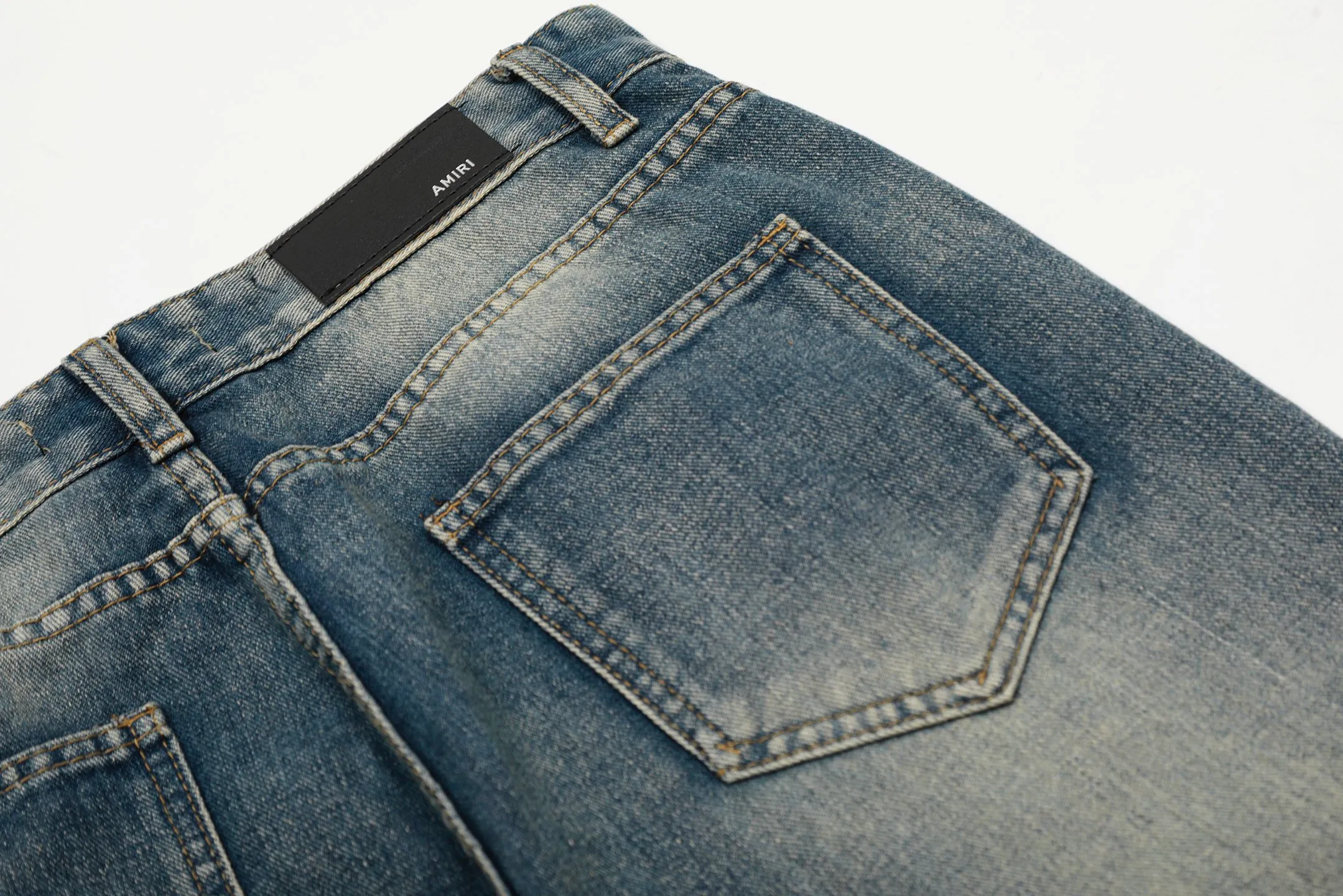 #M13 P168💰 Heavyweight AMIRI MX1 💎High Street Jeans Slim Fit Stretch Washed Knife Cut Hole Trousers FOG High Street Men's Fashion AMIRI Embroidered Patch Jeans amiri is transliterated as Emil, which is the name of the founder. Mike Amiri, the founder of amiri, grew up in Los Angeles, USA, and was influenced by local street culture and Punk Rock since he was a child. Due to his influence, he founded the amiri brand named after himself. A variety of trendy clothing meets the needs of different fashion players. Amiri clothing has novel and unique styles and is a well-known street brand in the United States. The styles and styles of many clothes are loved by many street photographers. The various clothing styles meet the dressing needs of different people, show their unique temperament, and show the trend of dressing. amiri's jeans are relatively famous. Not only do they have many styles, but the quality of the jeans is also very good. Many celebrities have also worn amiri brand jeans.  The jeans of the amiri brand break through the production process and cutting of the original jeans. The fabrics are relatively soft and comfortable, and are not as hard as some jeans, which can irritate the skin and cause the skin to bleed when worn. Los Angeles trendy brand Amiri's jeans are made with great detail from tailoring to texture, adding wrinkles, bullet holes, damage and other details to add to the trendiness of the jeans. You can choose the style that suits you according to your own needs. Only when you wear a suitable style can you have a certain sense of fashion.  In recent years, high street has become a word that appears more and more frequently in men's clothing. High street style has also become an important direction for everyone's matching. High street-related items basically cannot avoid oversize or drop-shoulder tops. The lower body is matched with trackpants or tight-fitting denim. Among them, in my opinion, the most representative one is perhaps annihilation. What I bring to you today is the MX1 patchwork denim worn by many Internet celebrities in Xiaohongshu. It is operated by a Ningbo washing factory. Front and back. The trousers have a beautiful fading color with cat whiskers. Full of high-end feel. Knee-part damage design with leather patchwork design. Already used as facade design. Leather waist nameplate. Customized crotch placket hardware. Engraving and molding. The focus of this style is not on washing, but on the shape and version of the damage. The secret lies in the craftsmanship of the master. The cost of hand-made products such as fraying, machining, knife cutting, etc. is far beyond comparison with assembly line products. Color: Picture color Size: 30-32-34-36