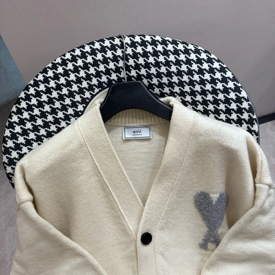 🅿️380 AMI exclusive first release🍒Original quality Ami * 24 autumn and winter official website synchronization Luxurious and high-end silver love heart embroidered cardigan jacket Customized imported alpaca yarn with unparalleled texture Quality control must be included High-profile commuter style Silver love logo embellishment low-key luxury V-neck H-shaped design is simple and elegant Classic style temperament is elegant and versatile, a must-have fashionable high-end item