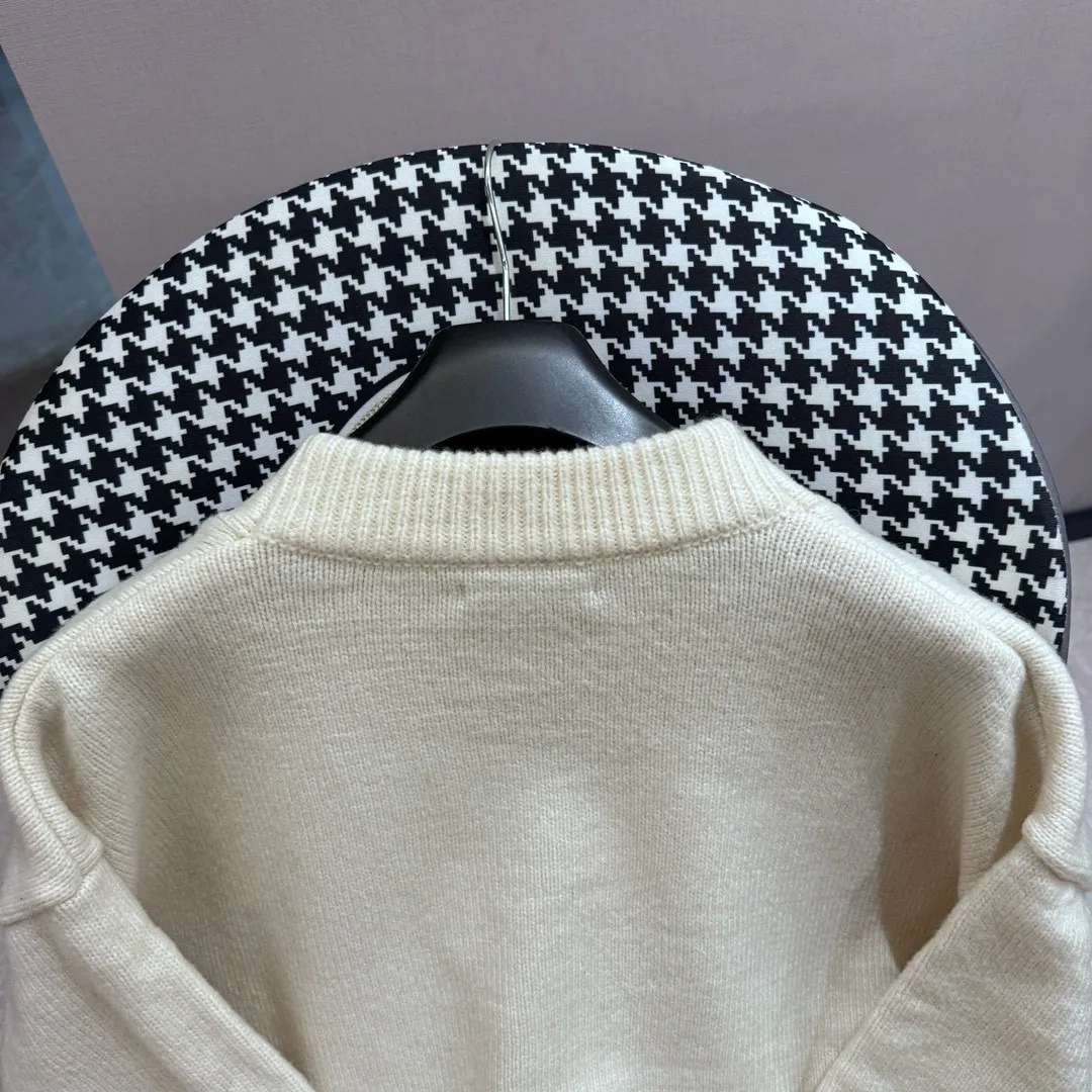 🅿️380 AMI exclusive first release🍒Original quality Ami * 24 autumn and winter official website synchronization Luxurious and high-end silver love heart embroidered cardigan jacket Customized imported alpaca yarn with unparalleled texture Quality control must be included High-profile commuter style Silver love logo embellishment low-key luxury V-neck H-shaped design is simple and elegant Classic style temperament is elegant and versatile, a must-have fashionable high-end item