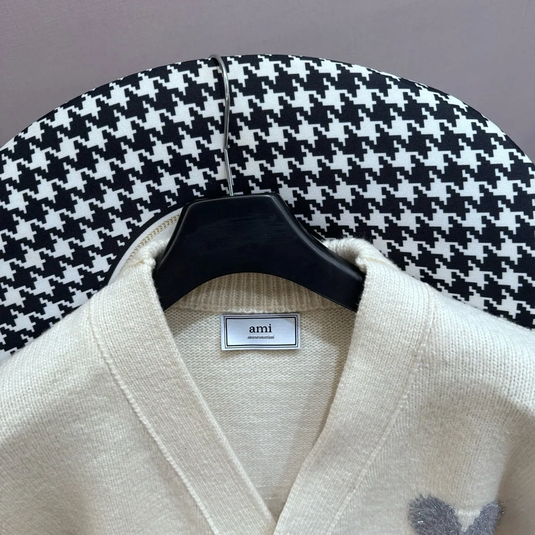 🅿️380 AMI exclusive first release🍒Original quality Ami * 24 autumn and winter official website synchronization Luxurious and high-end silver love heart embroidered cardigan jacket Customized imported alpaca yarn with unparalleled texture Quality control must be included High-profile commuter style Silver love logo embellishment low-key luxury V-neck H-shaped design is simple and elegant Classic style temperament is elegant and versatile, a must-have fashionable high-end item