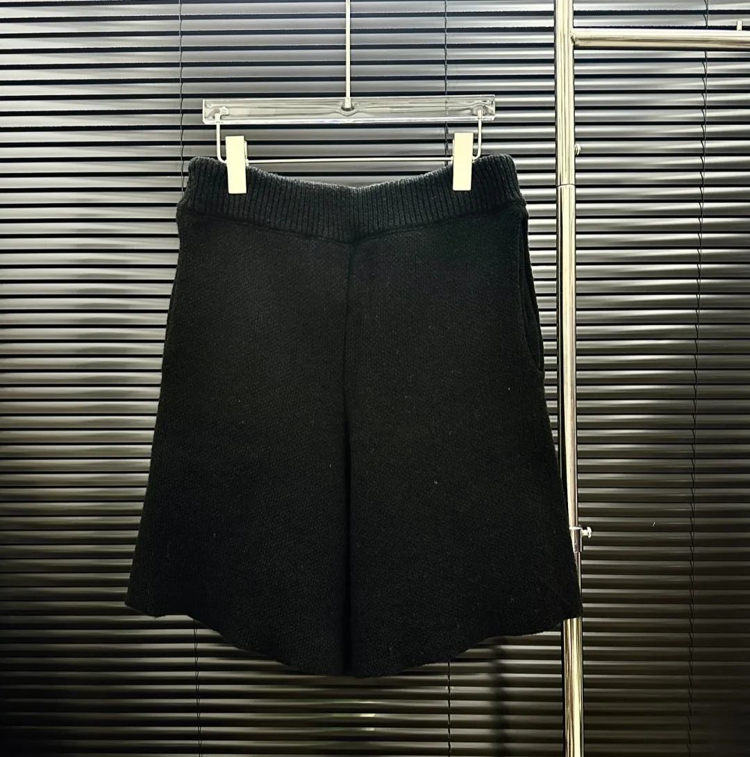 P360 The suit is not sold separately. Style: AMIRI casual knitted vest and shorts suit. Size: S-XXL. Fabric: wool blend. Accessories: full set of customized original accessories. No gender distinction. Same style for men and women.
