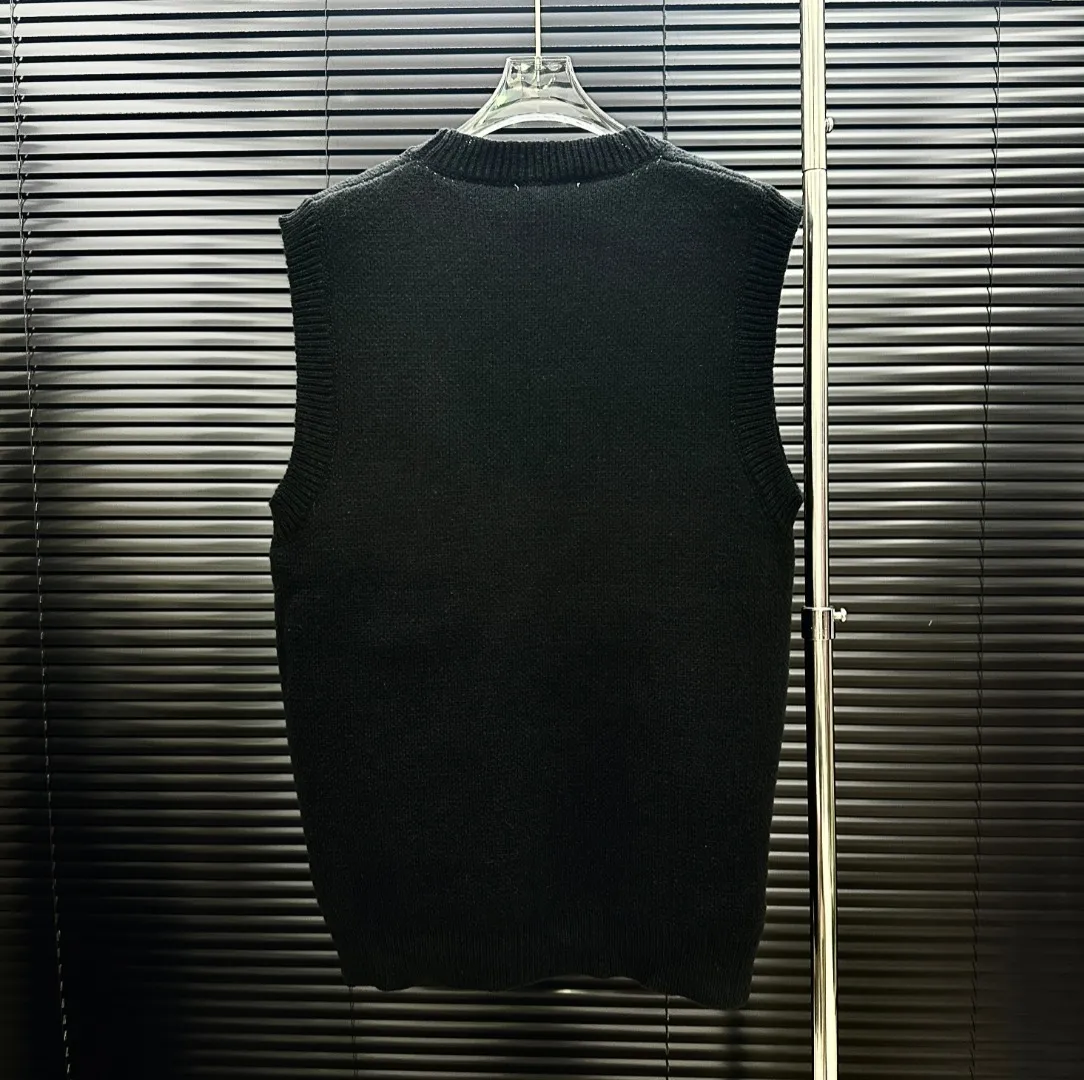 P360 The suit is not sold separately. Style: AMIRI casual knitted vest and shorts suit. Size: S-XXL. Fabric: wool blend. Accessories: full set of customized original accessories. No gender distinction. Same style for men and women.