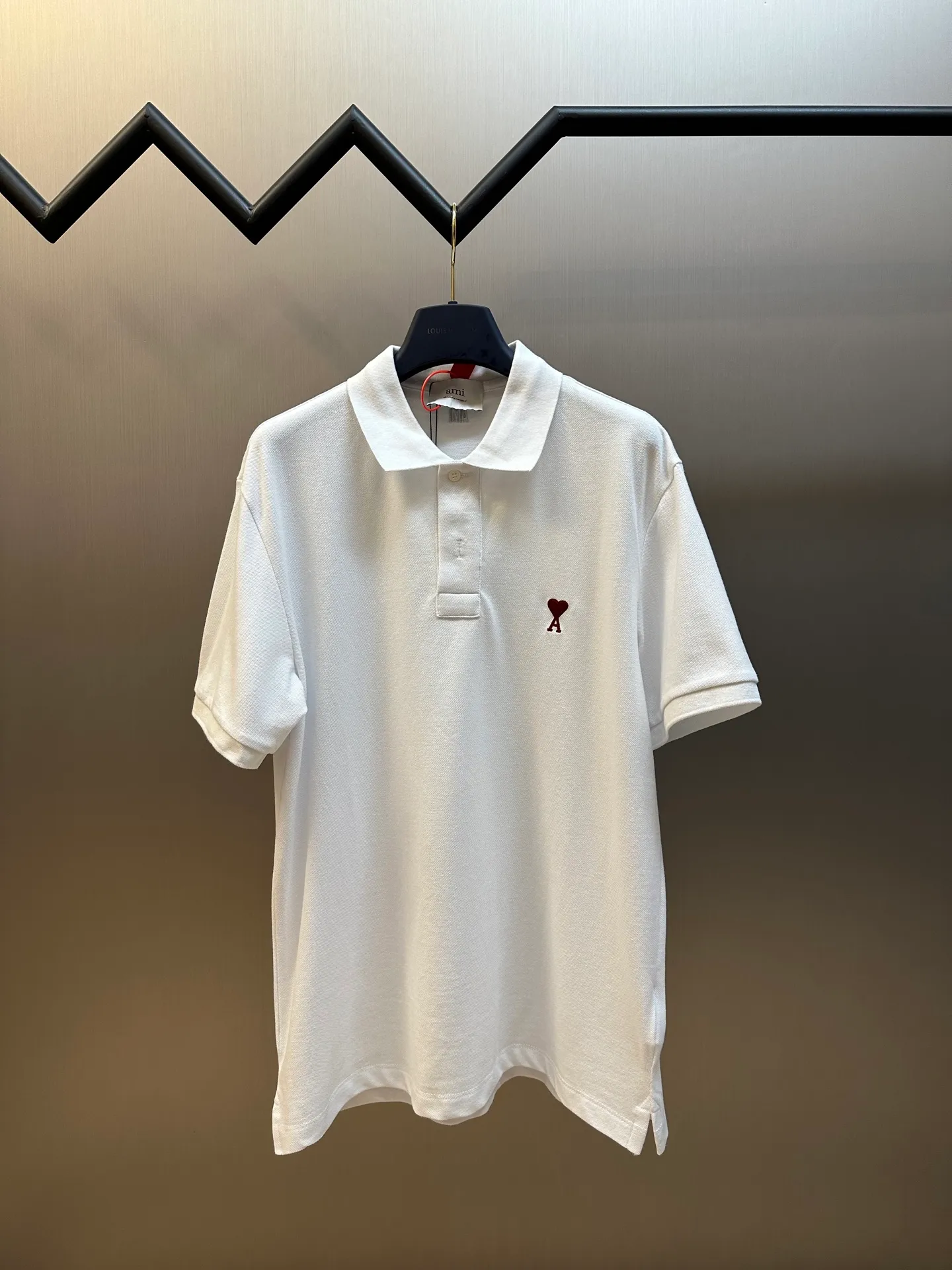 🅿️310 Ami Paris Love Embroidered Polo Shirt is made of custom-made Dreamweaver honeycomb cotton. A bright red love heart appears on the chest like a work of art. It complements the AMI embroidery on the back and adds brand recognition.  Adopt imported machine embroidery technology, use advanced computer control system and precision mechanical components to realize Ami love embroidery work size: s m l xl