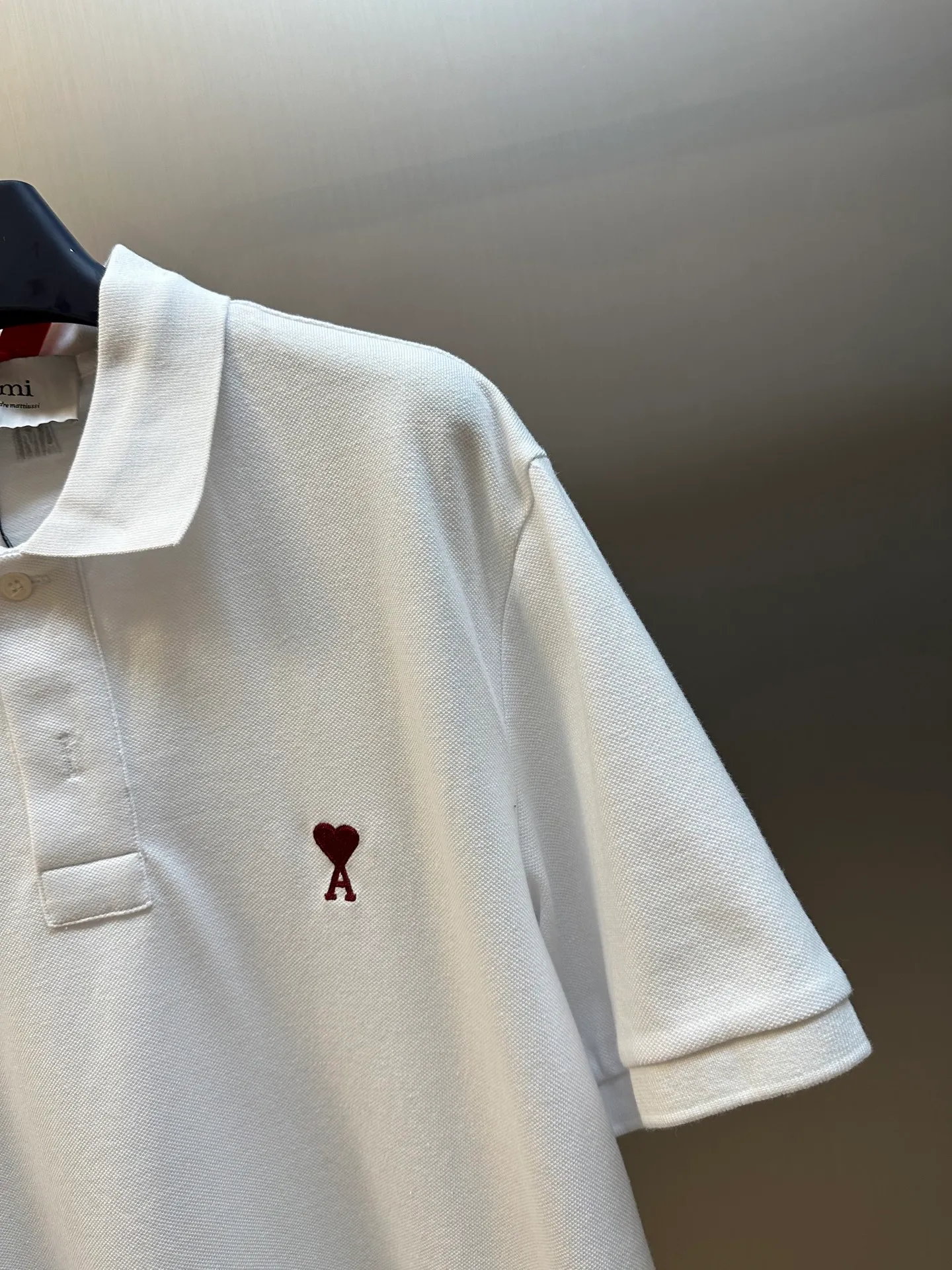🅿️310 Ami Paris Love Embroidered Polo Shirt is made of custom-made Dreamweaver honeycomb cotton. A bright red love heart appears on the chest like a work of art. It complements the AMI embroidery on the back and adds brand recognition.  Adopt imported machine embroidery technology, use advanced computer control system and precision mechanical components to realize Ami love embroidery work size: s m l xl