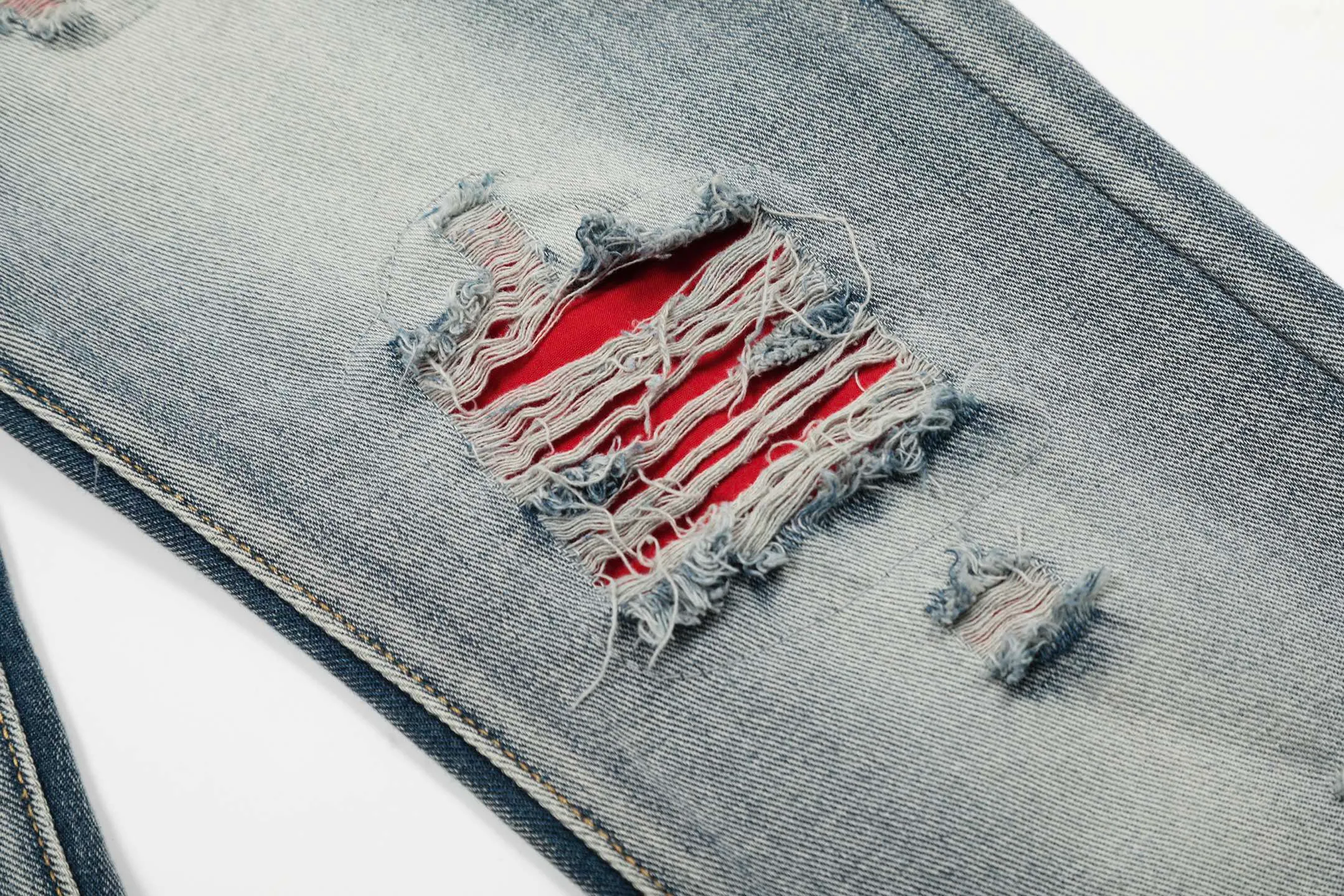 #M32 P168💰 Amiri classic embroidered leather ripped letter jeans slim fit jeans. Produced by a major washed factory. Full of high-end. Partial destruction of the knees and patchwork design. Already used as a facade design. Leather waist nameplate. The focus of this style is not on the washing, but on the destroyed shape and version. The secret lies in the craftsmanship of the master. The cost of post-processing, grinding, cutting, etc. is far beyond the cost of assembly line products. Color: Picture color Size: 30-32-34-36