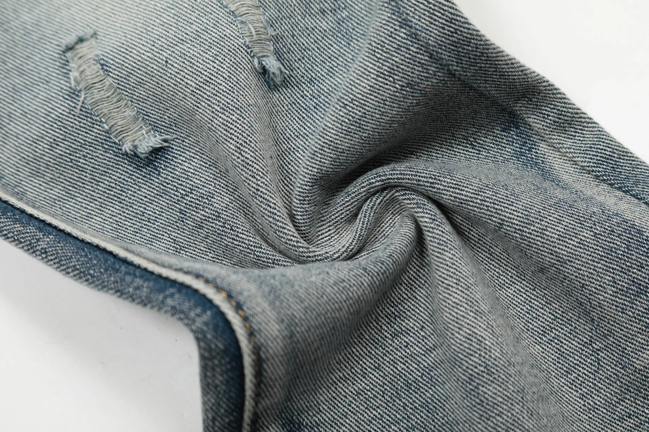 #M32 P168💰 Amiri classic embroidered leather ripped letter jeans slim fit jeans. Produced by a major washed factory. Full of high-end. Partial destruction of the knees and patchwork design. Already used as a facade design. Leather waist nameplate. The focus of this style is not on the washing, but on the destroyed shape and version. The secret lies in the craftsmanship of the master. The cost of post-processing, grinding, cutting, etc. is far beyond the cost of assembly line products. Color: Picture color Size: 30-32-34-36