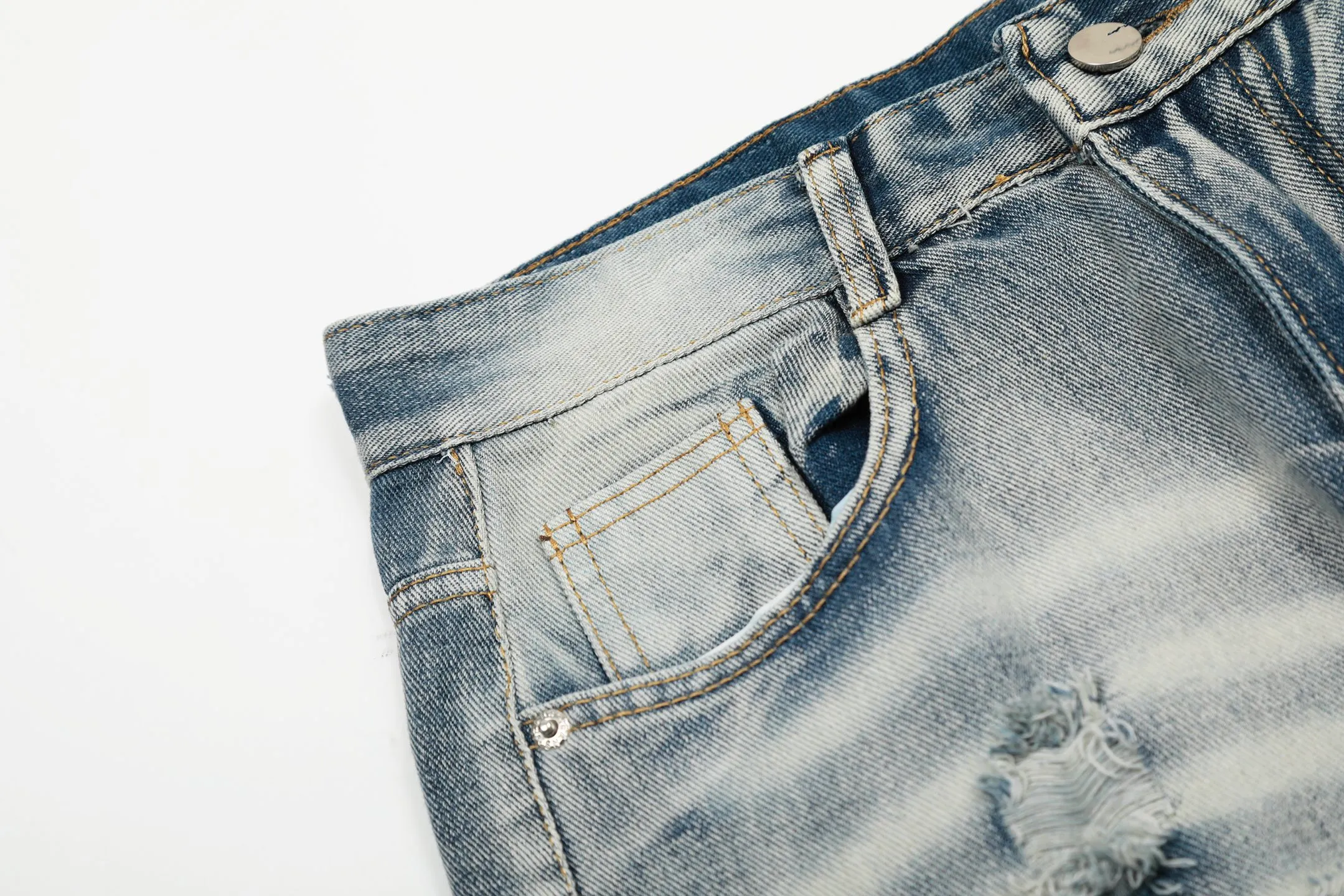 #M32 P168💰 Amiri classic embroidered leather ripped letter jeans slim fit jeans. Produced by a major washed factory. Full of high-end. Partial destruction of the knees and patchwork design. Already used as a facade design. Leather waist nameplate. The focus of this style is not on the washing, but on the destroyed shape and version. The secret lies in the craftsmanship of the master. The cost of post-processing, grinding, cutting, etc. is far beyond the cost of assembly line products. Color: Picture color Size: 30-32-34-36