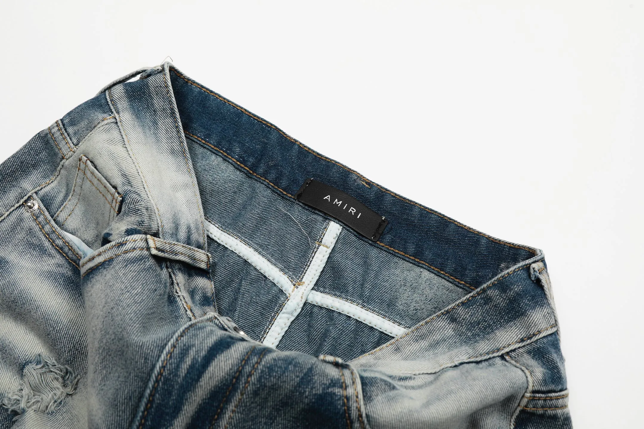#M32 P168💰 Amiri classic embroidered leather ripped letter jeans slim fit jeans. Produced by a major washed factory. Full of high-end. Partial destruction of the knees and patchwork design. Already used as a facade design. Leather waist nameplate. The focus of this style is not on the washing, but on the destroyed shape and version. The secret lies in the craftsmanship of the master. The cost of post-processing, grinding, cutting, etc. is far beyond the cost of assembly line products. Color: Picture color Size: 30-32-34-36