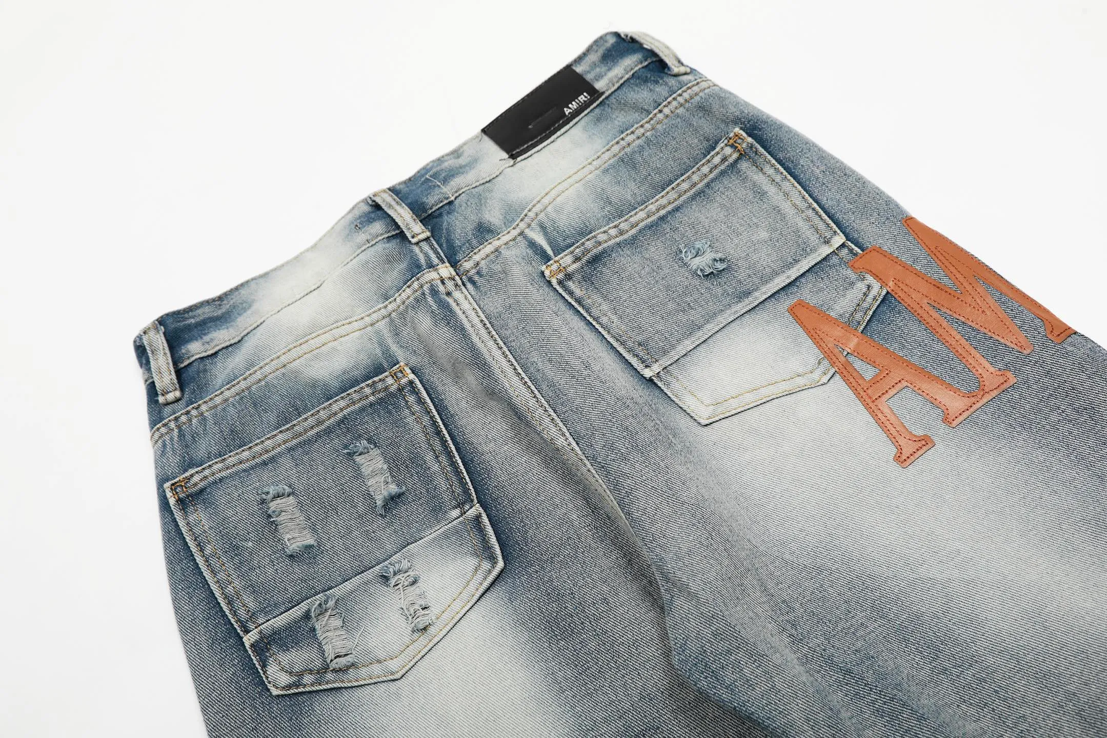 #M32 P168💰 Amiri classic embroidered leather ripped letter jeans slim fit jeans. Produced by a major washed factory. Full of high-end. Partial destruction of the knees and patchwork design. Already used as a facade design. Leather waist nameplate. The focus of this style is not on the washing, but on the destroyed shape and version. The secret lies in the craftsmanship of the master. The cost of post-processing, grinding, cutting, etc. is far beyond the cost of assembly line products. Color: Picture color Size: 30-32-34-36